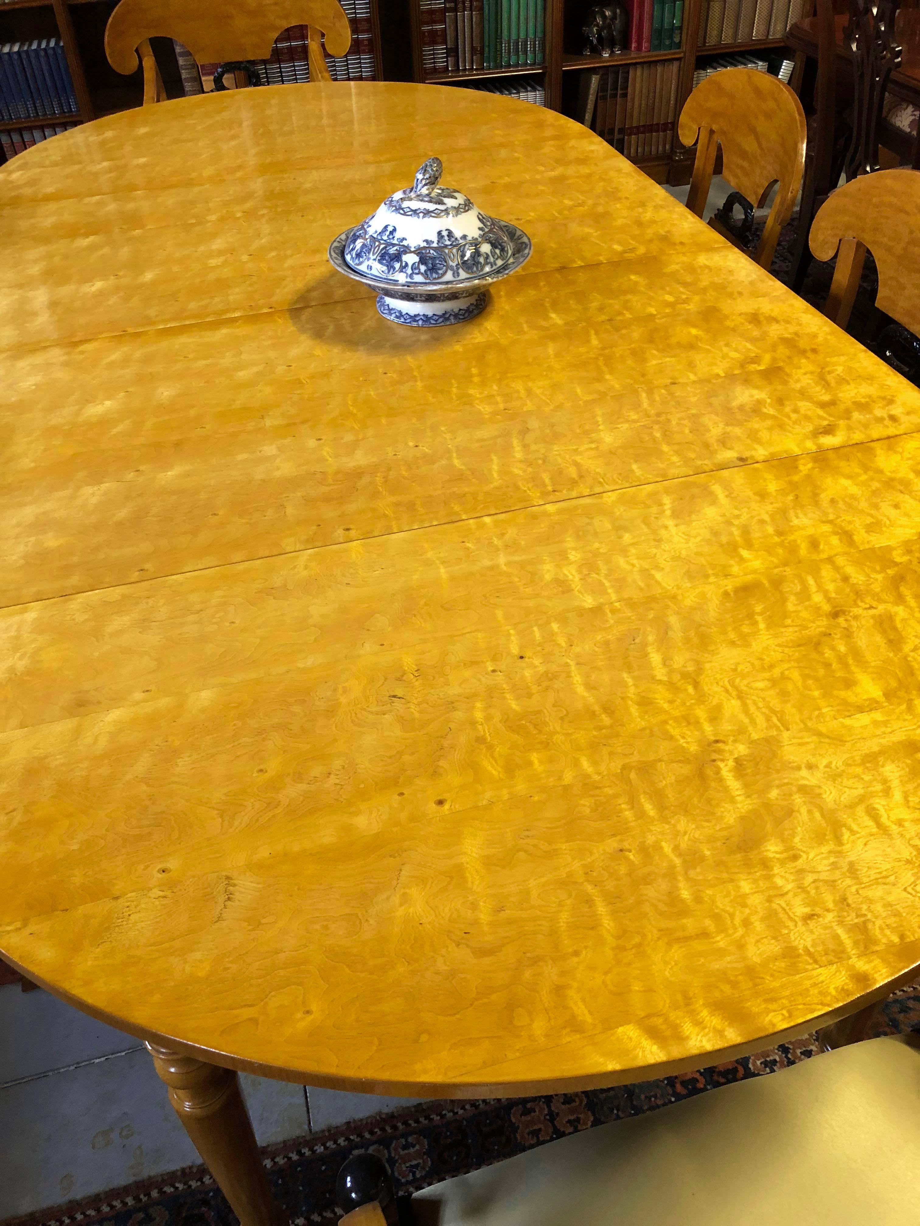 Round Dining Table Extendable  Swedish Revival 19th Century  In Excellent Condition In Santander, ES