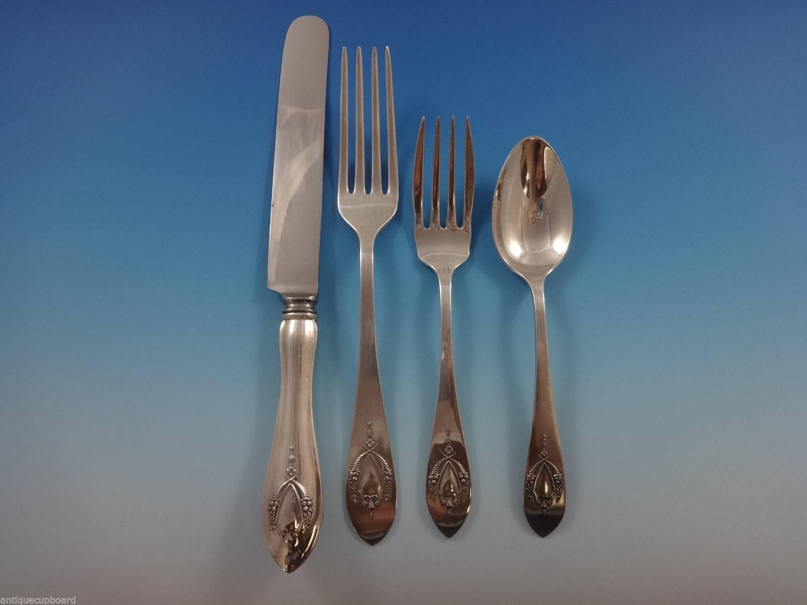 Mount Vernon by Lunt sterling silver flatware set of 32 pieces. This set includes:

Measure: Eight knives, 8 1/2