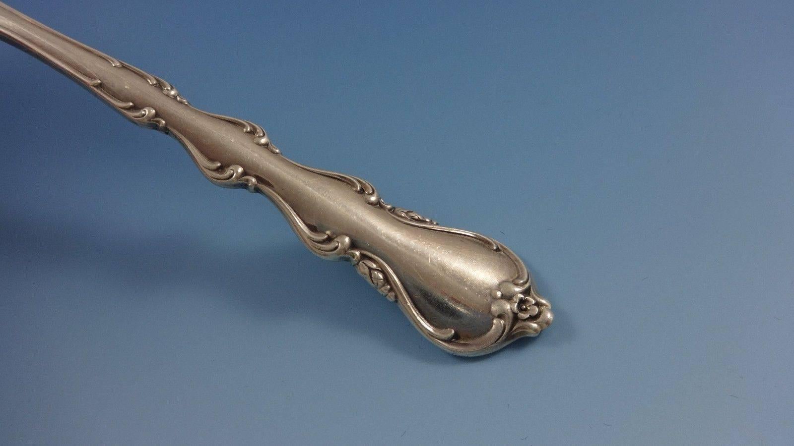 Impresionante juego de cubiertos de plata de ley Angelique by International Silver - 32 Piezas. Este juego incluye:

Ocho cuchillos, 9 1/4
Ocho tenedores, 7 1/4
Ocho tenedores de ensalada, 6 5/8
Ocho cucharillas, 6

Incluye un baúl de almacenamiento