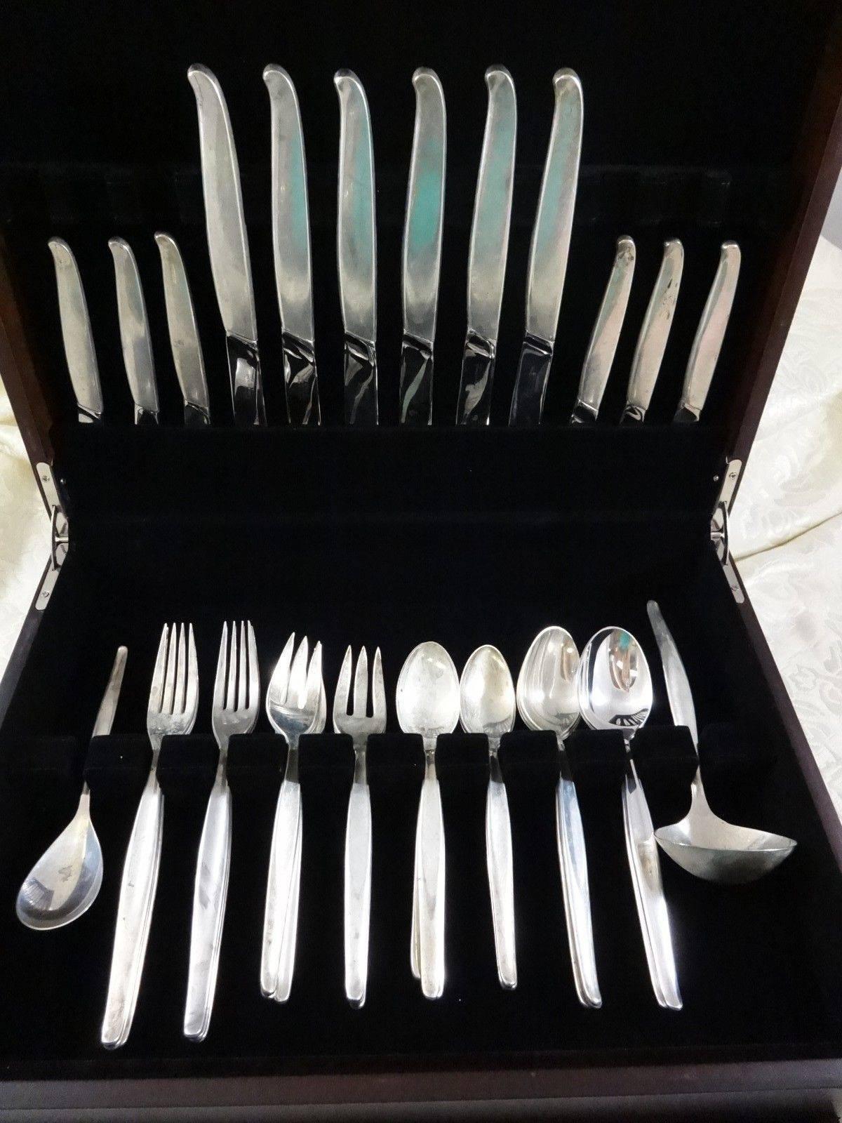 CONTOUR BY TOWLE Set di posate in argento sterling - 38 pezzi. Robert J. King ha disegnato questo modello ed è stato un ex studente dell'innovativo designer John Prip. Questo set comprende:

6 COLTELLI, 8 3/4