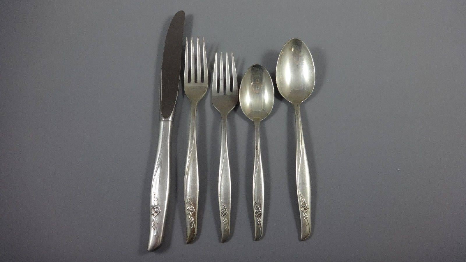 Bellissimo set di posate in argento sterling Sea Rose by Gorham, 44 pezzi. Questo set comprende:

Otto coltelli, 9 1/4