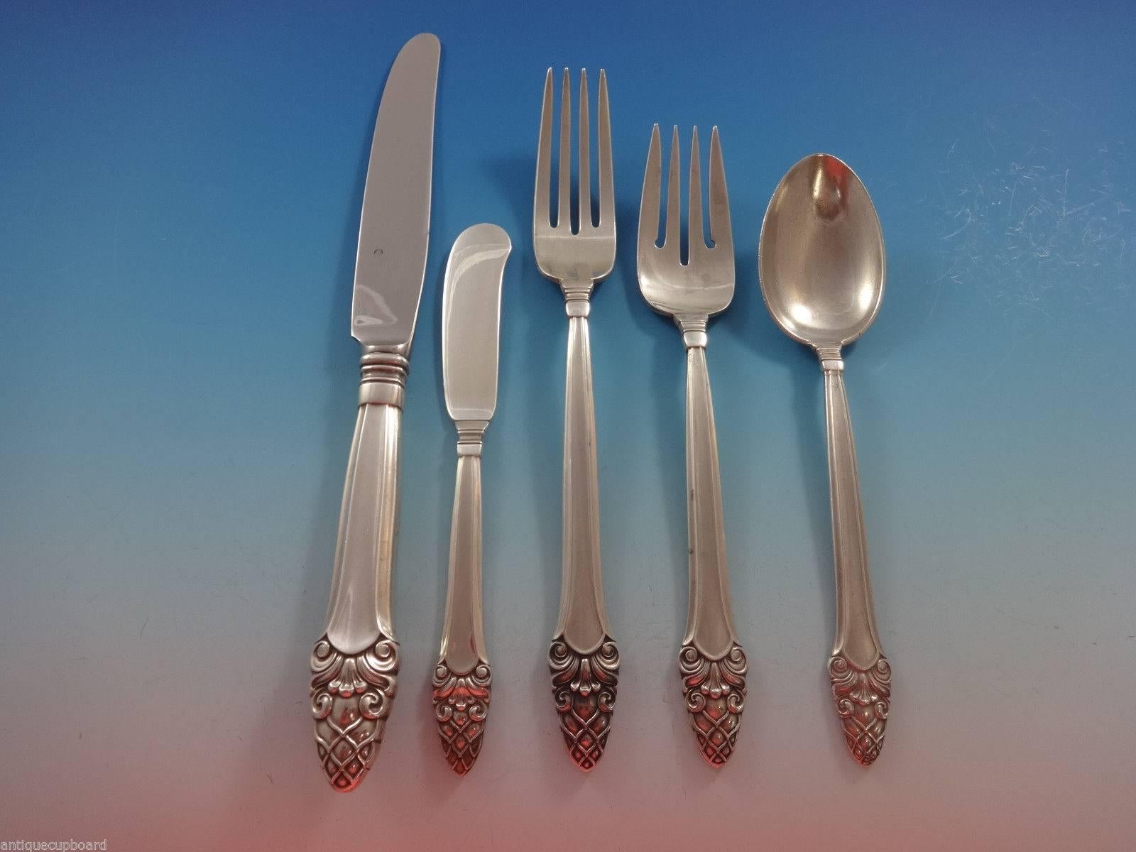 Soverign old by Gorham Sterling silver large flatware set of 42 pieces. This set includes:

Eight knives, 8 7/8