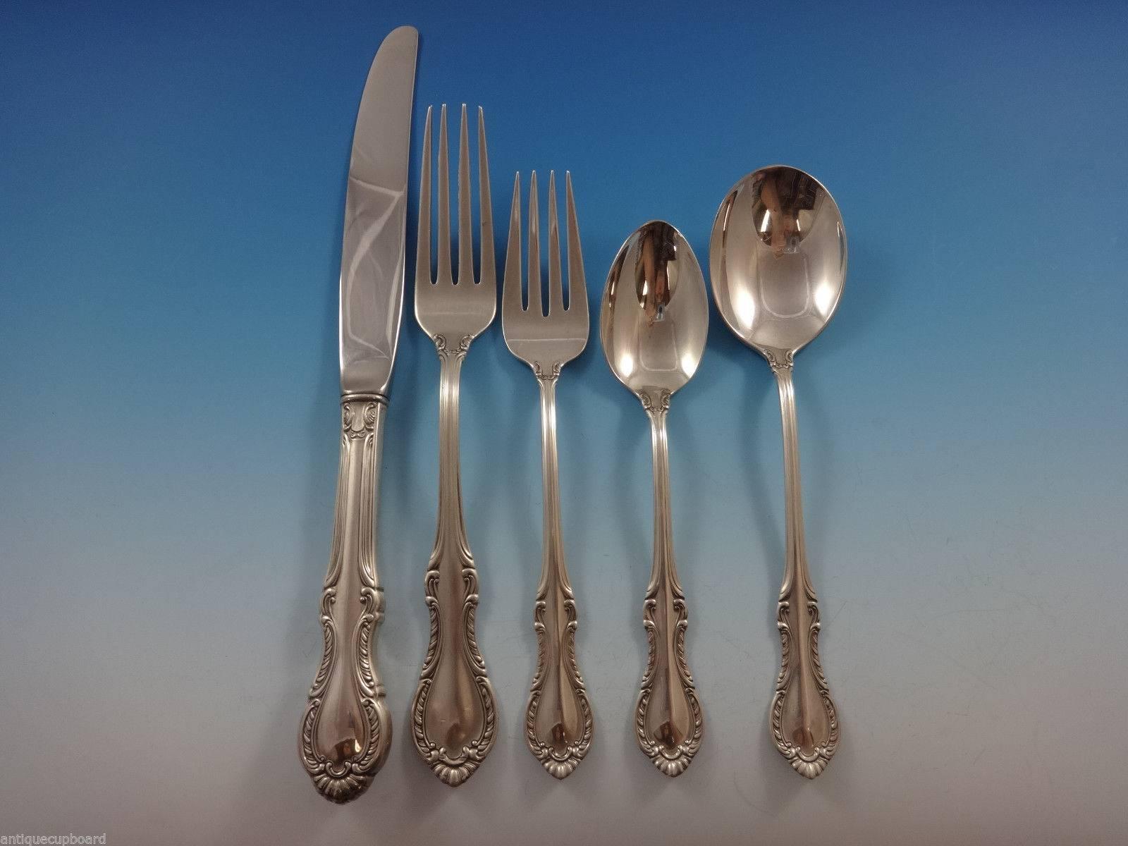Gorgeous Southern colonial by International sterling silver flatware set of 44 pieces. This set includes:

Eight knives, 9 1/4