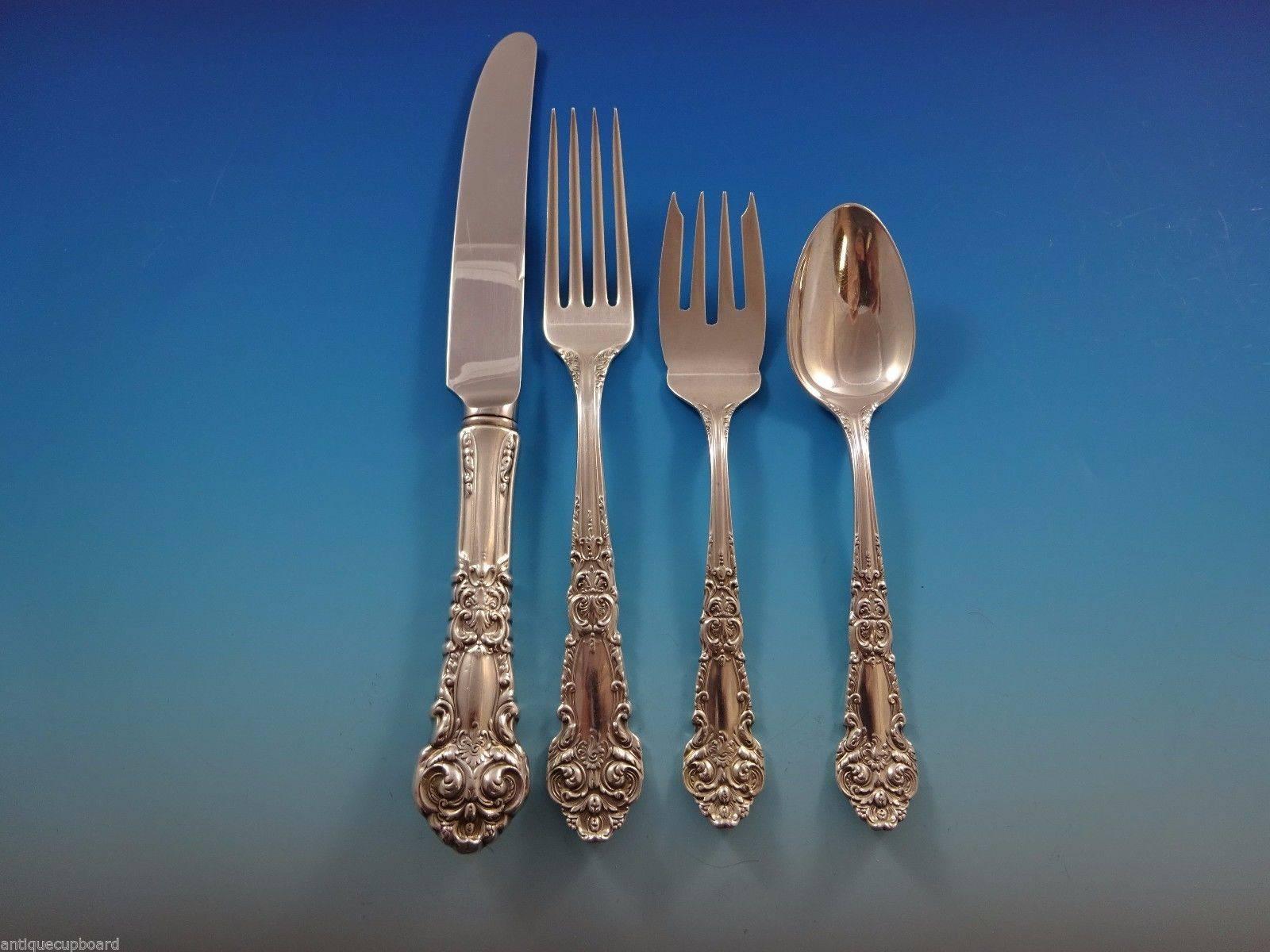 Beautiful French Renaissance by Reed & Barton sterling silver flatware set - 32 pieces. This set includes:

Eight knives, 9