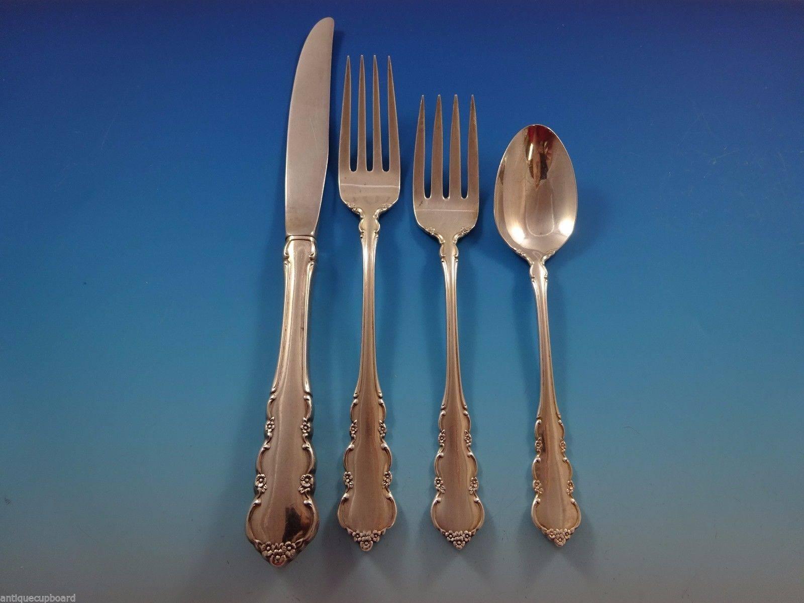 Magnifique service de couverts Martinique by Oneida en argent sterling, 51 pièces. Cet ensemble comprend :

12 couteaux, 9