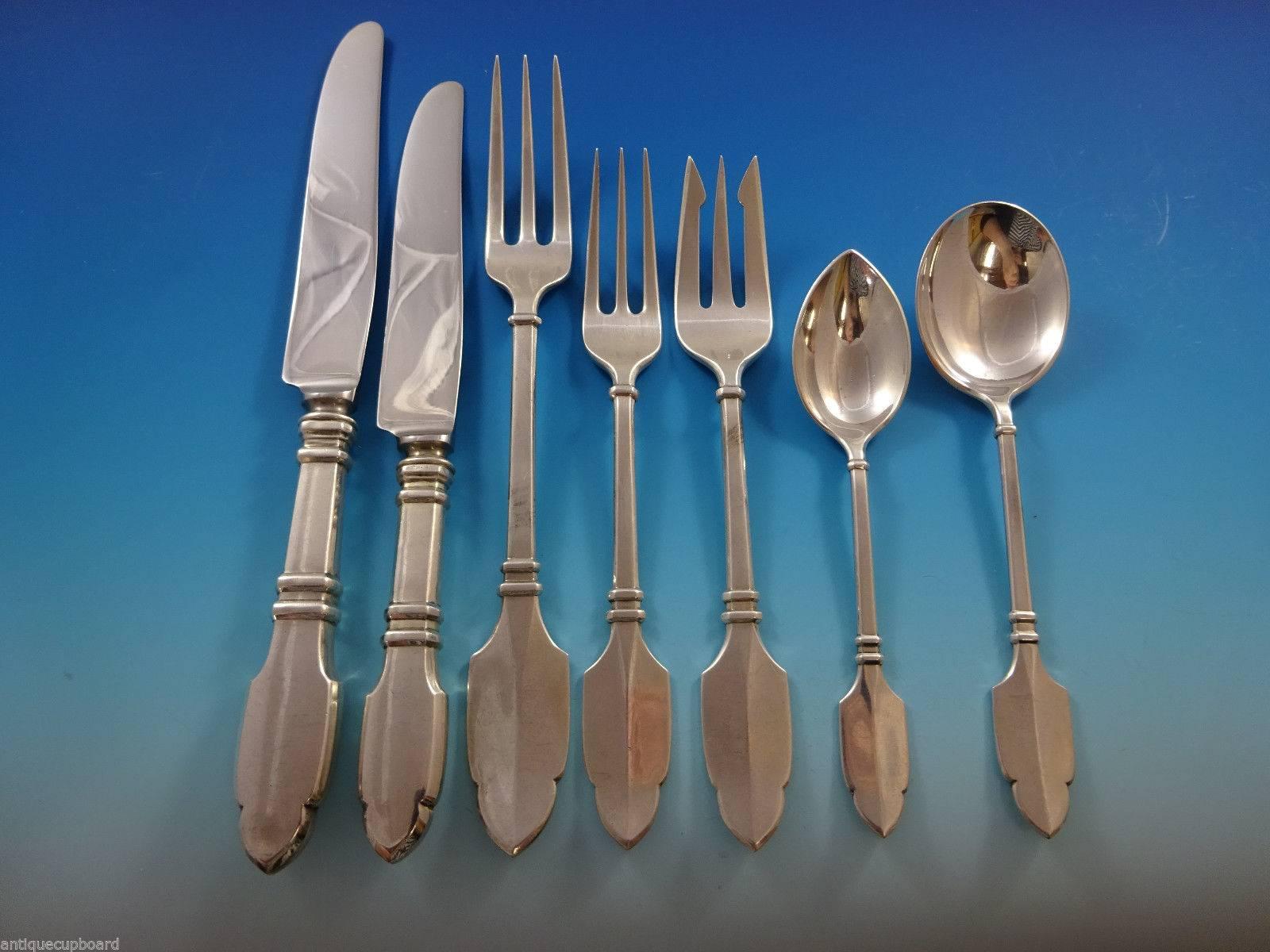 Rare Robert Bruce by Graff, Washbourne & Dunn sterling silver flatware set of 85 piece, circa 1910. This set includes:

12 dinner size knives, 9 7/8