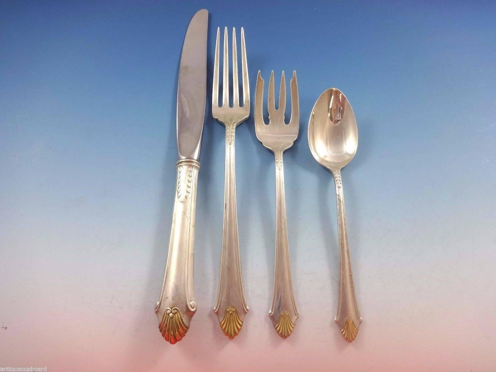 Pubblicato originariamente nel 1987, Edgemont Gold di Gorham è caratterizzato da flauti simmetrici che adornano l'estremità della posata, svasando in un motivo inconfondibile.

Set di posate in argento sterling Edgemont gold by Gorham da 33 pezzi.