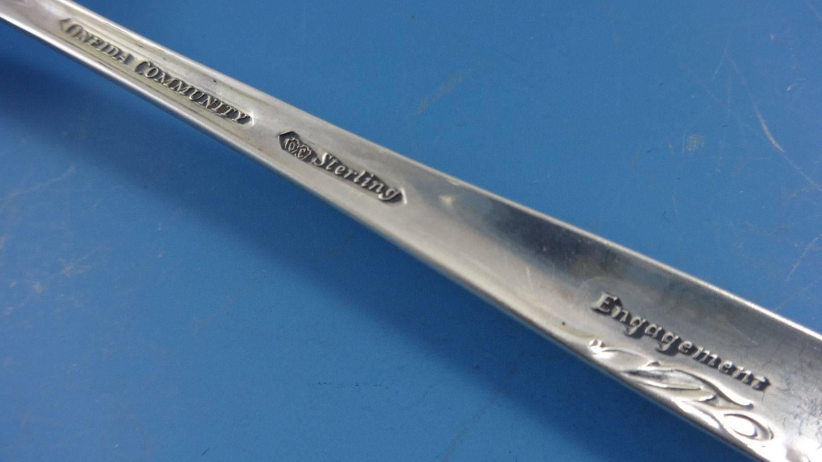 Milieu du XXe siècle Service de couverts en argent sterling 64 pièces Engagement par Oneida en vente