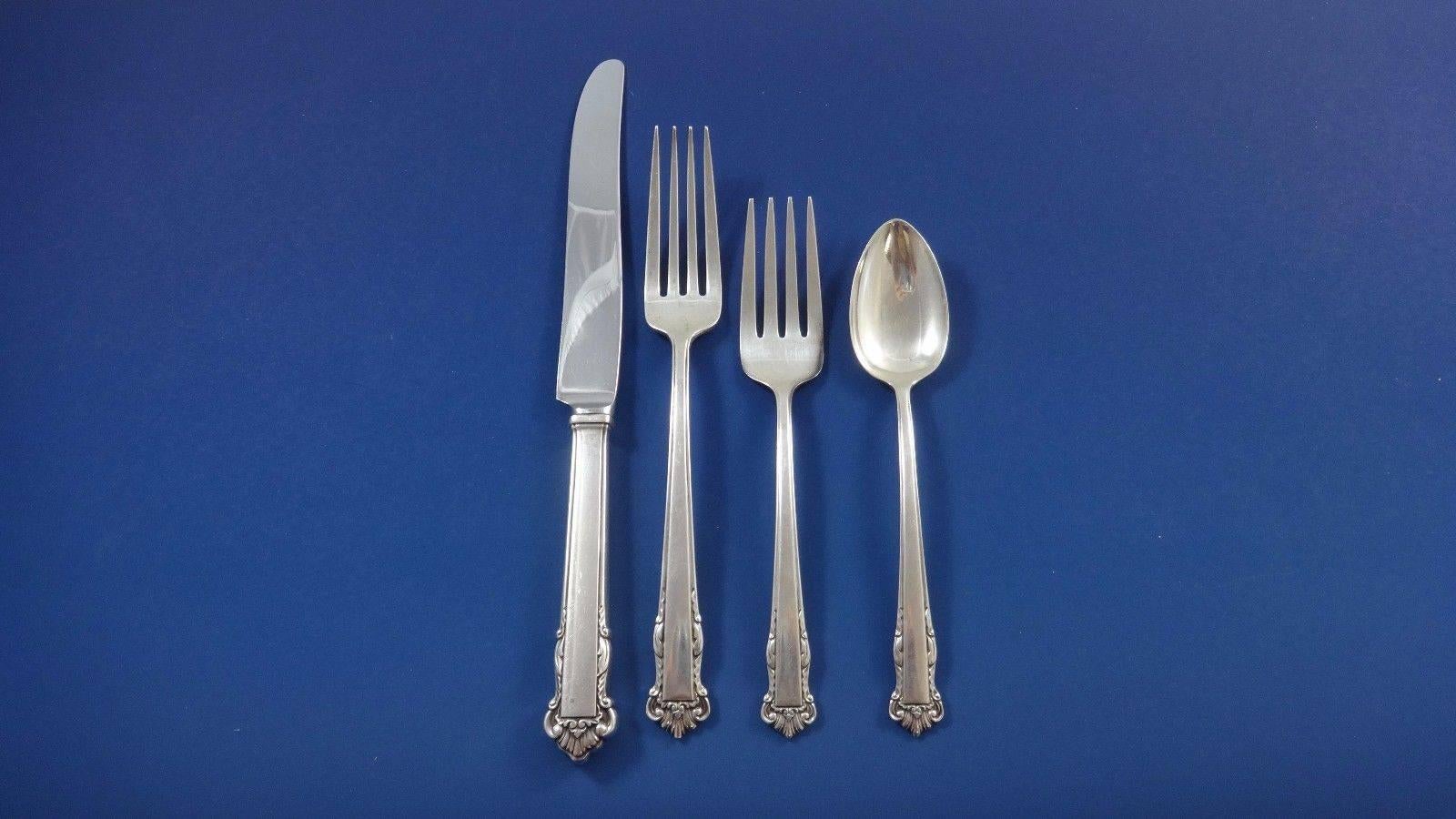 English Shell by Lunt Sterling Silver Flatware Service for Eight Set 55 Pieces In Excellent Condition For Sale In Big Bend, WI