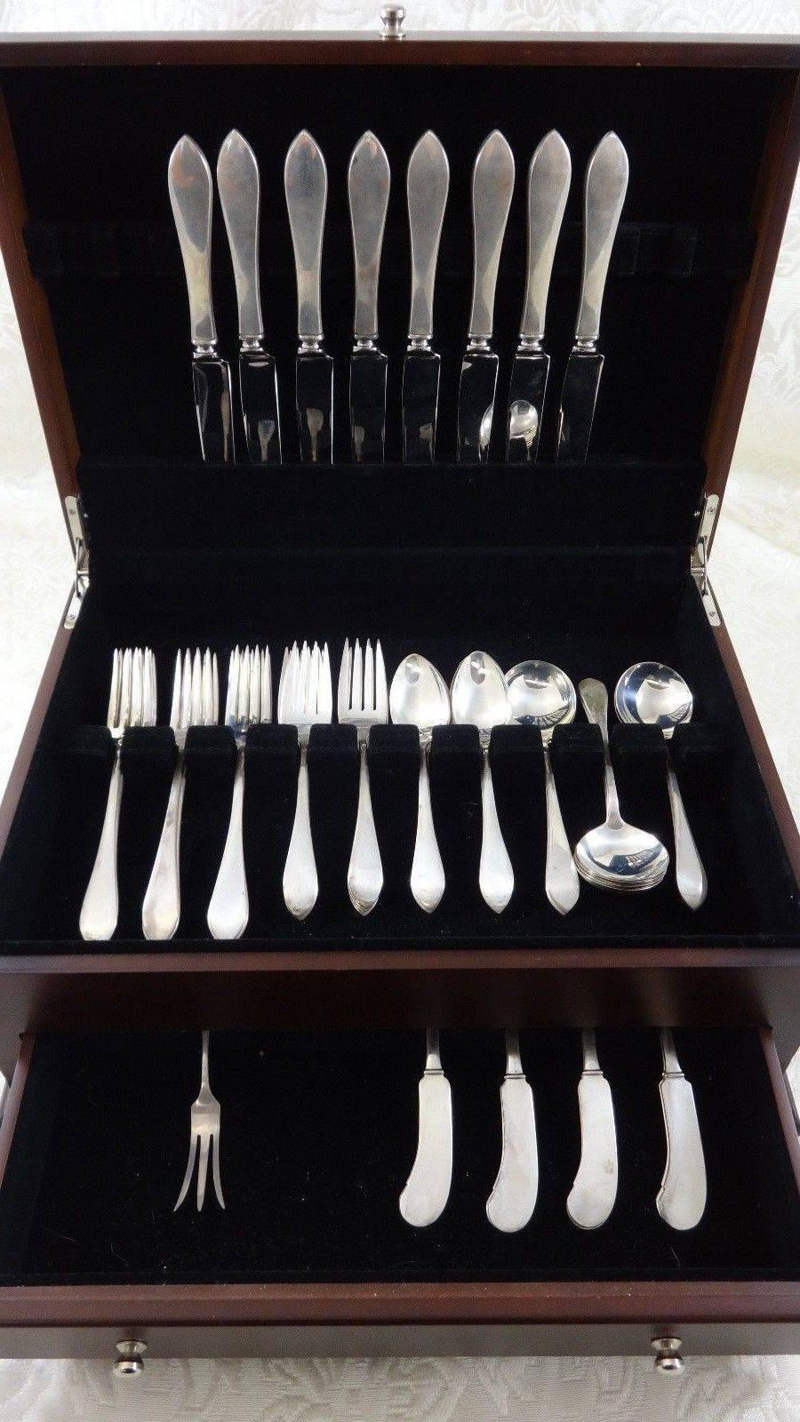 Old Colony by Watson circa 1922 sterling silver flatware set of 47 pieces. This set includes:

Eight knives, 9