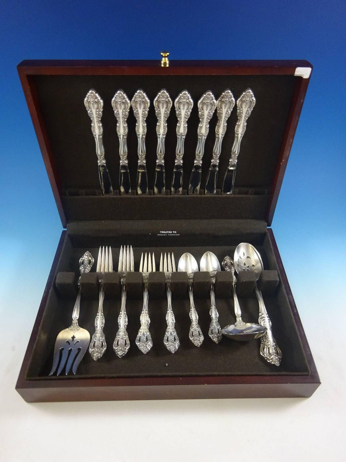 Beautiful Michelangelo by Oneida Sterling Silver flatware set, 36 pieces. This set includes:

Eight knives, 9