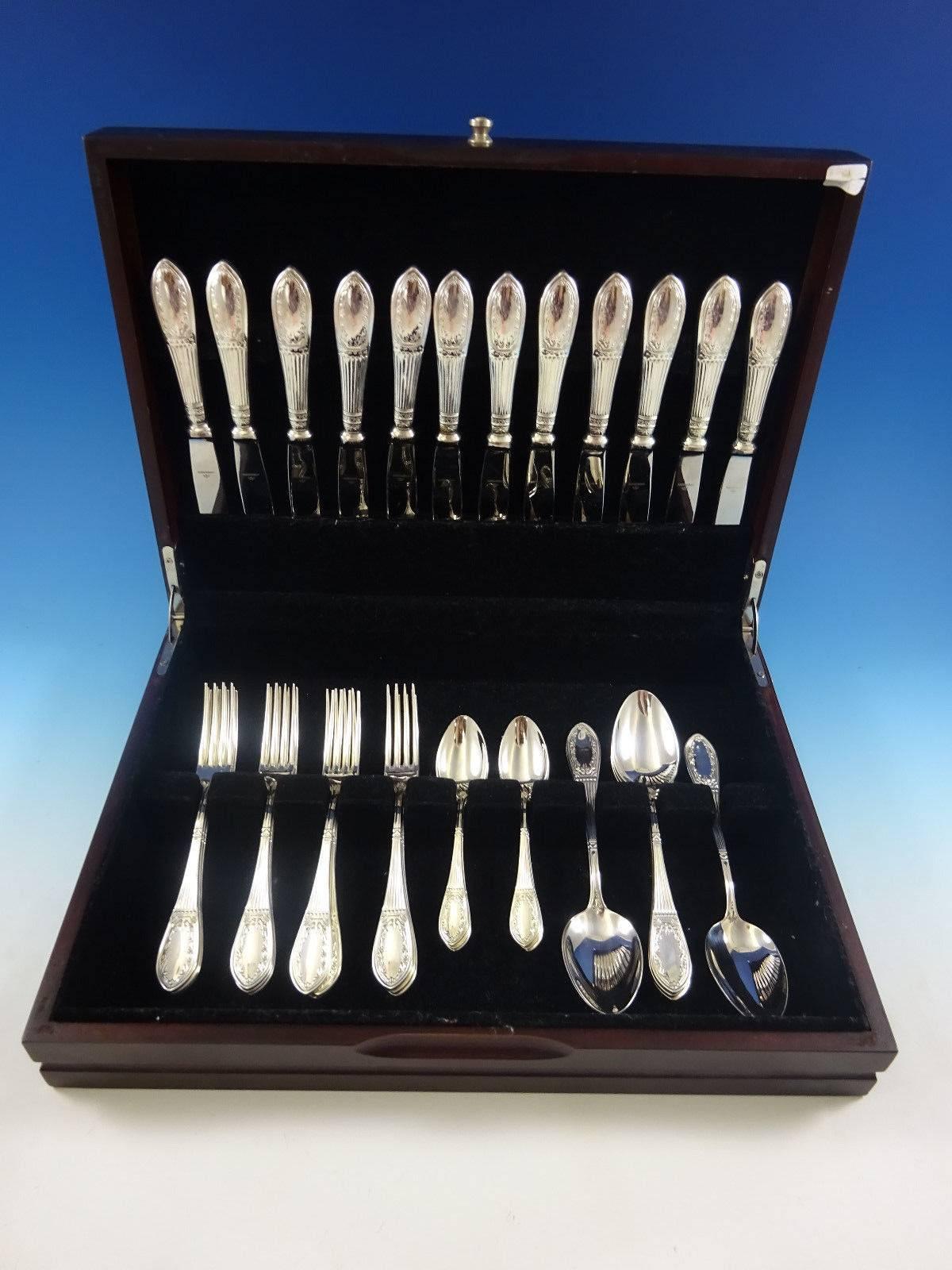 Good looking 925 sterling silver flatware set by Modison of India- 36 pieces. This pattern features an attractive modern-style wreath design at the tip, beading, and vertical lines. This set includes:
 
12 knives, 8 1/8