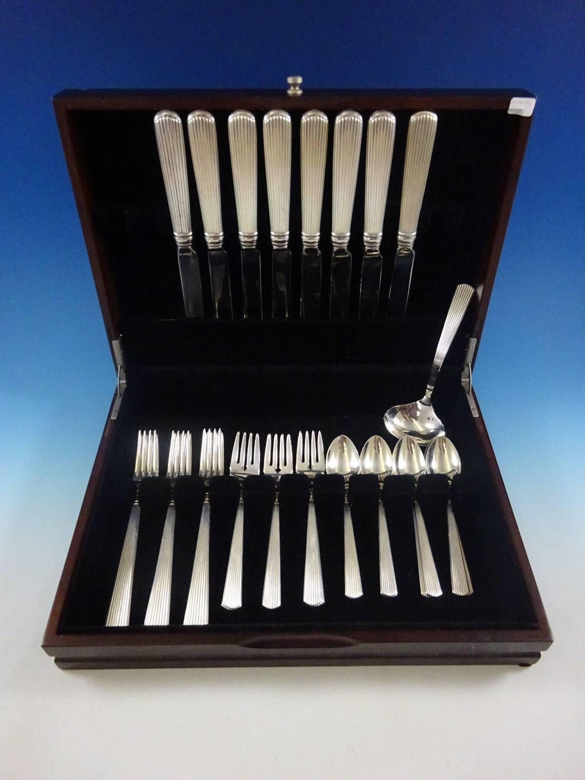 Ashmont de Reed & Barton est un modèle de couverts en argent sterling épuré et lourd avec d'élégantes cannelures linéaires, offrant une élégance intemporelle sûre de mettre en valeur toute table.

Exceptionnel ensemble de couverts de table Ashmont