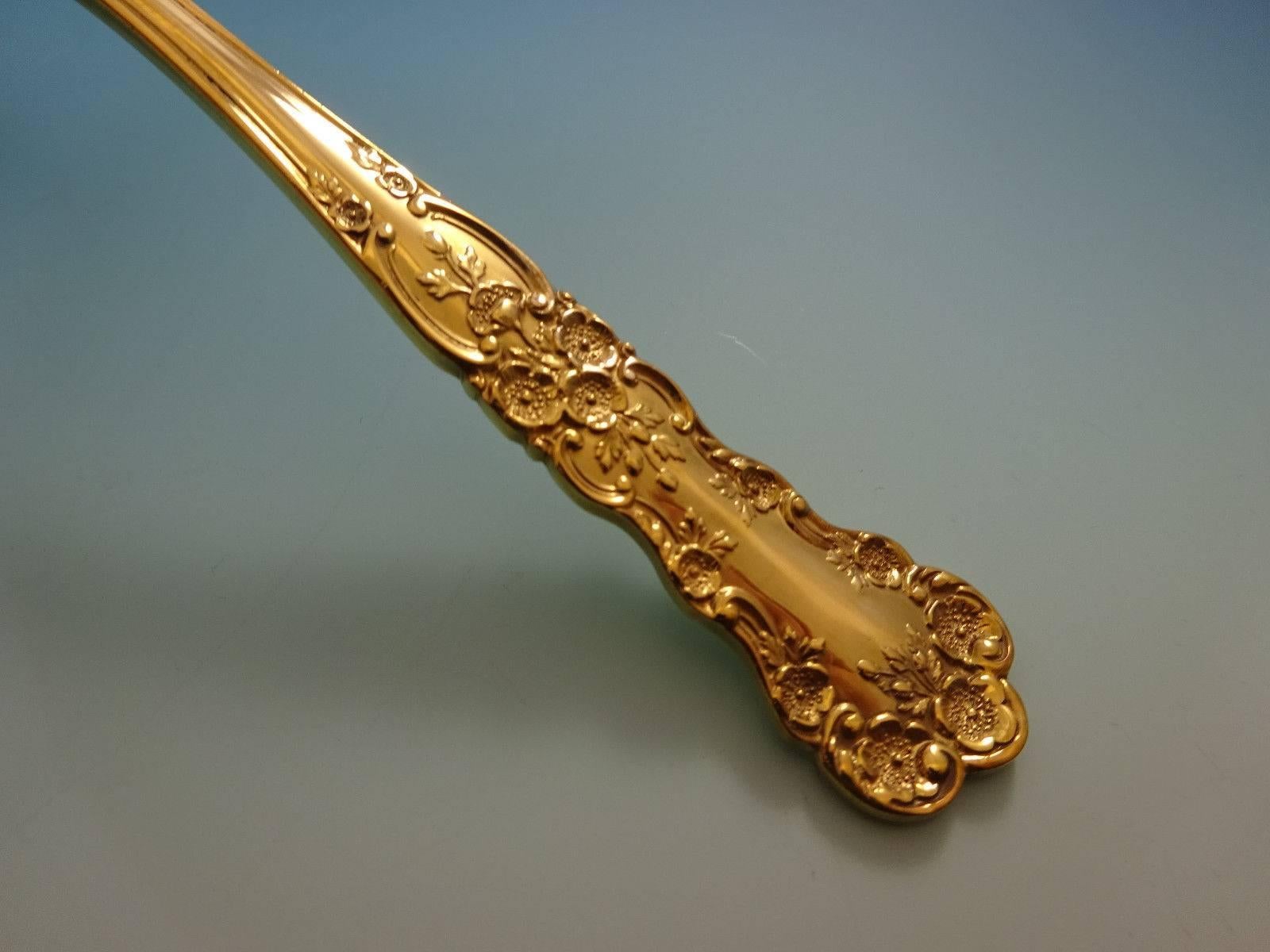 Superbe service de couverts en argent sterling Gorham or bouton d'or - 48 pièces. Les couverts en or sont très tendance et font une déclaration audacieuse sur votre table. Cet ensemble est en vermeil (entièrement lavé à l'or) et comprend :

12