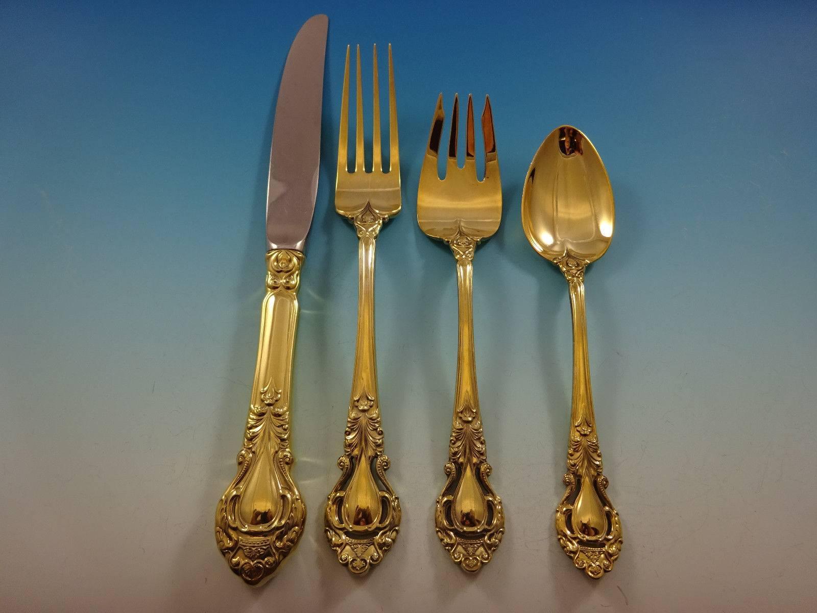 Magnifique ensemble de couverts en argent sterling Royal Dynasty Gold by Kirk Stieff de 48 pièces. Les couverts en or sont très tendance et font une déclaration audacieuse sur votre table. 

Cet ensemble est en vermeil (entièrement lavé à l'or) et