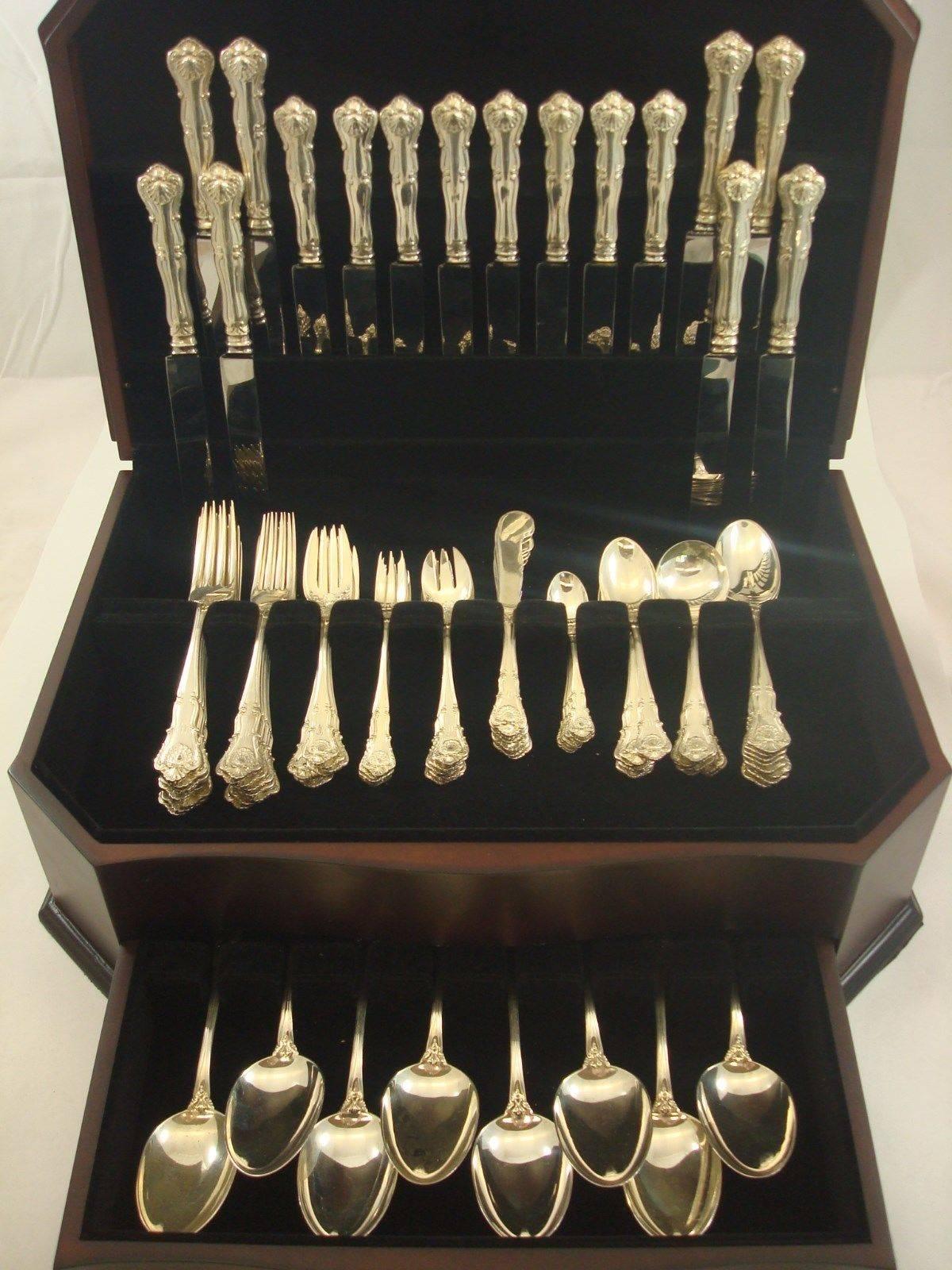 New Queens by Durgin sterling silver dinner and luncheon flatware set, 106 pieces, introduced in the year 1900. 

This set includes:

•8 Dinner size knives with blunt replaced stainless steel blades, 9 3/4
