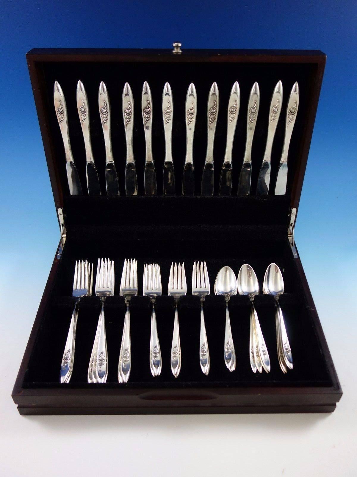 Lovely Romance Rose by International Sterling Juego de cubiertos de plata de ley de 48 piezas. Este juego incluye:

12 cuchillos, 9
12 tenedores, 7 1/2
12 tenedores de ensalada, 6 3/4
12 cucharillas, 6 1/8