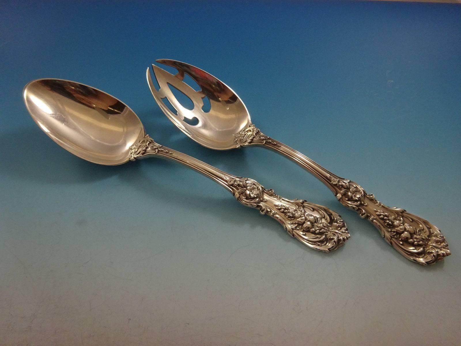 20ième siècle Ensemble de couverts en argent sterling 12 services 67 pièces, de style Francis I Old par Reed & Barton en vente