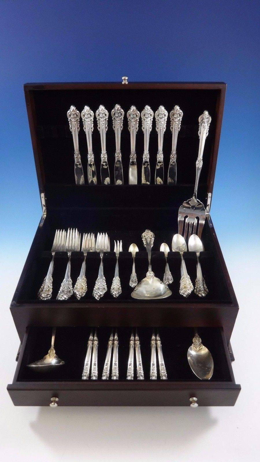 GRANDE BAROQUE BY WALLACE Ensemble de couverts en argent sterling - 59 pièces. Cet ensemble comprend :

8 COUTEAUX, 9
8 FOURCHETTES, 7 1/2
8 FOURCHETTES À SALADE, 6 5/8
8 CUILLÈRES À CAFÉ, 6 1/4