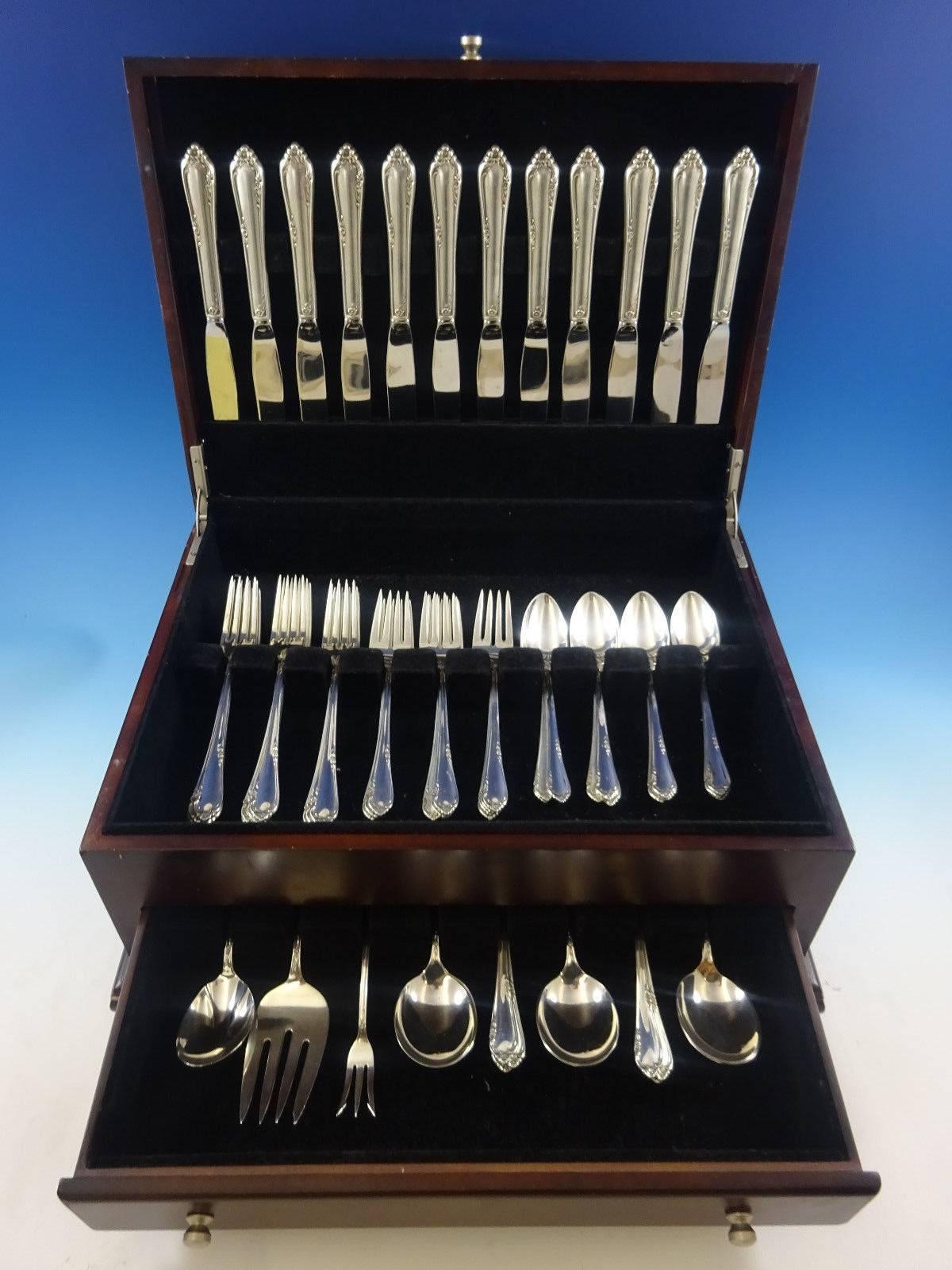 Dancing flowers de Reed & Barton, service de couverts en argent sterling - 63 pièces. Cet ensemble comprend : 
12 couteaux, 8 3/4