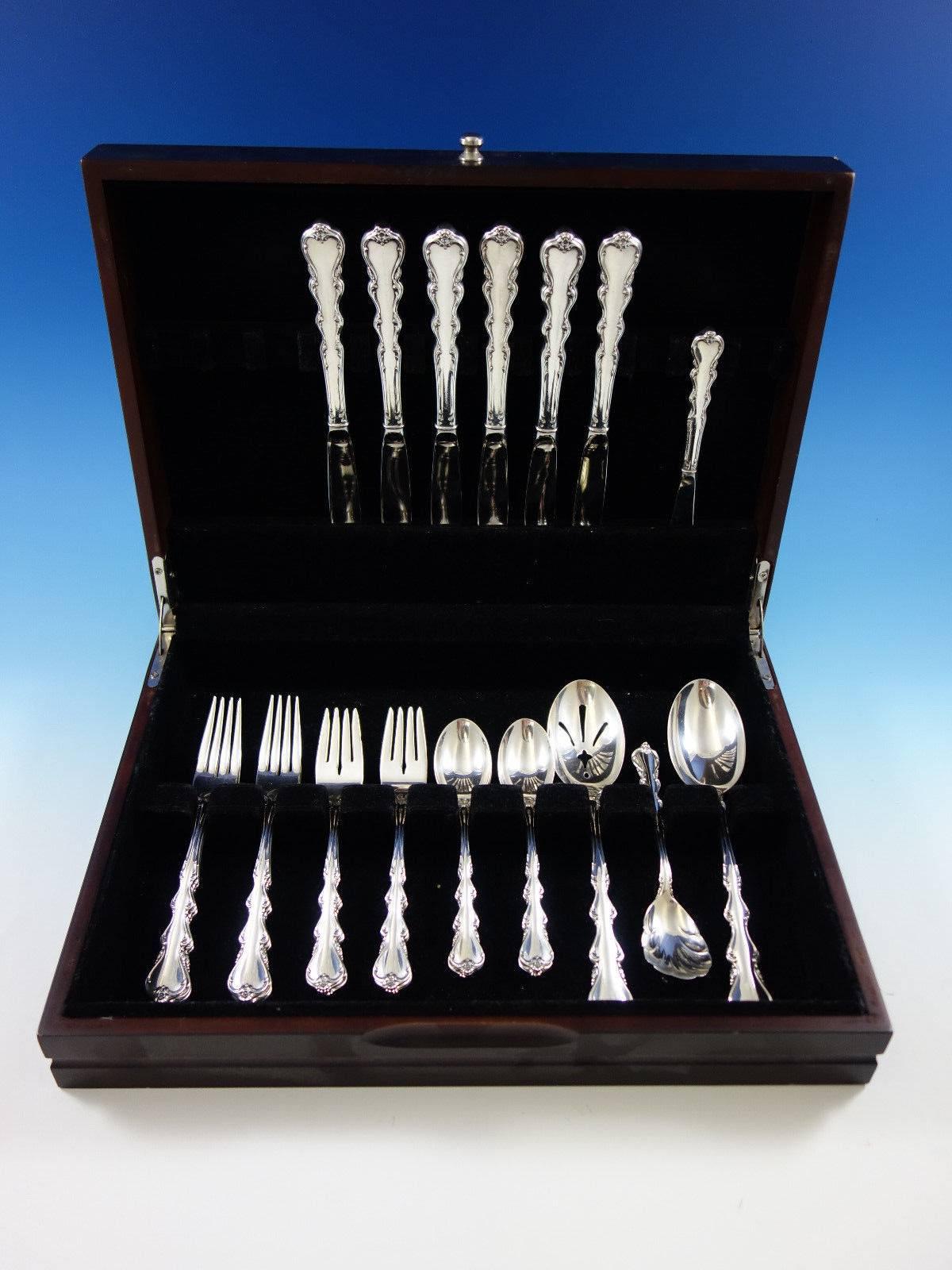 Juego de cubiertos de plata de ley Angelique by International Sterling 28 piezas. Este juego incluye:
 
Seis cuchillos, 9 1/4