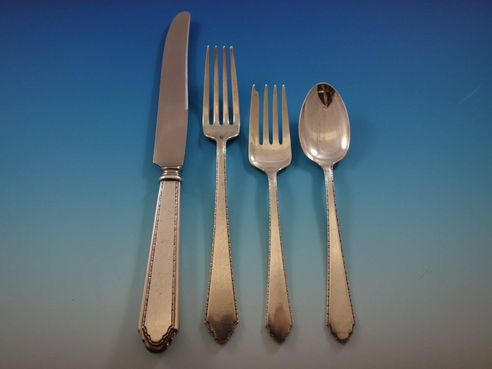 Juego de cubiertos de plata de ley William & Mary by Lunt de 251 piezas. Este juego incluye: 

48 cuchillas, 9