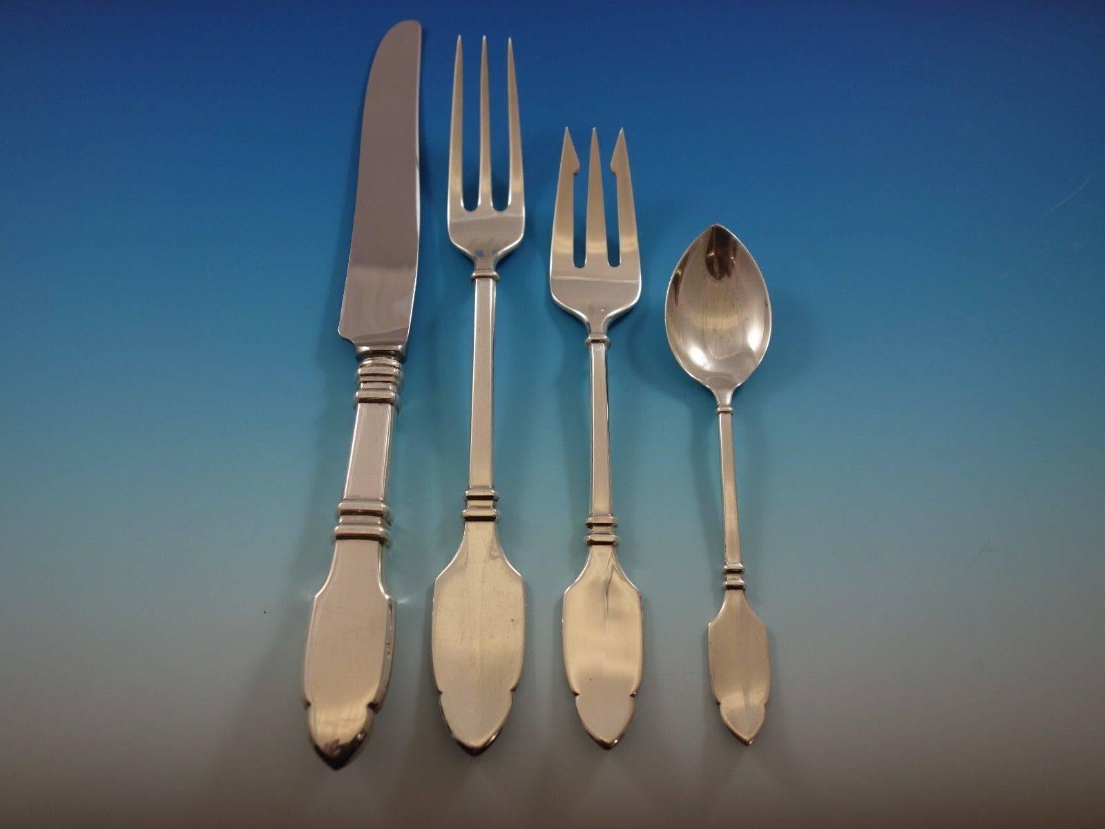 Robert Bruce by Graff, Washbourne and Dunn (circa 1910) sterling silver flatware set of 196 pieces. This set includes: 
48 dinner knives, 9 7/8