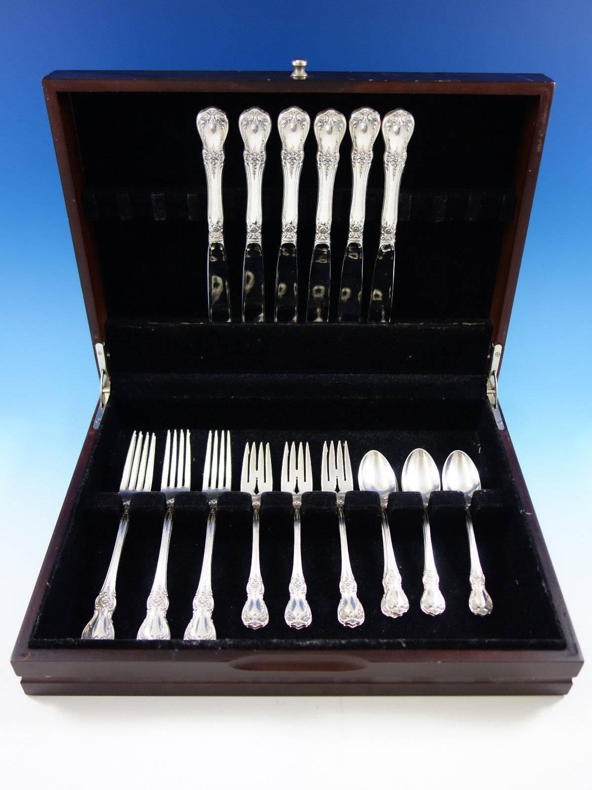 Dinner size old master by Towle sterling silver flatware set of 24 pieces. Great starter set! This set includes: 
Six dinner size knives, 9 5/8