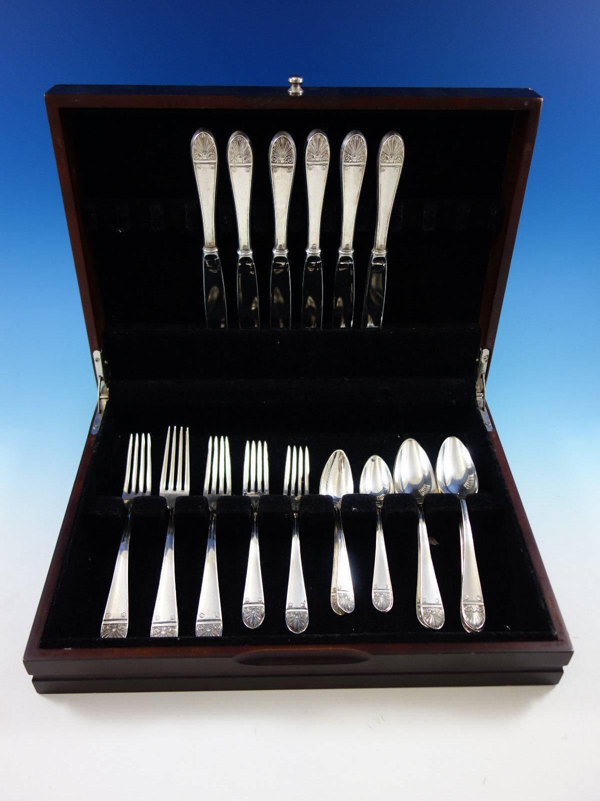 Lovely Gorham (pattern unknown), circa 1922 sterling silver flatware set/lot, 22 pieces. This set includes: 

Six knives, 9 1/4