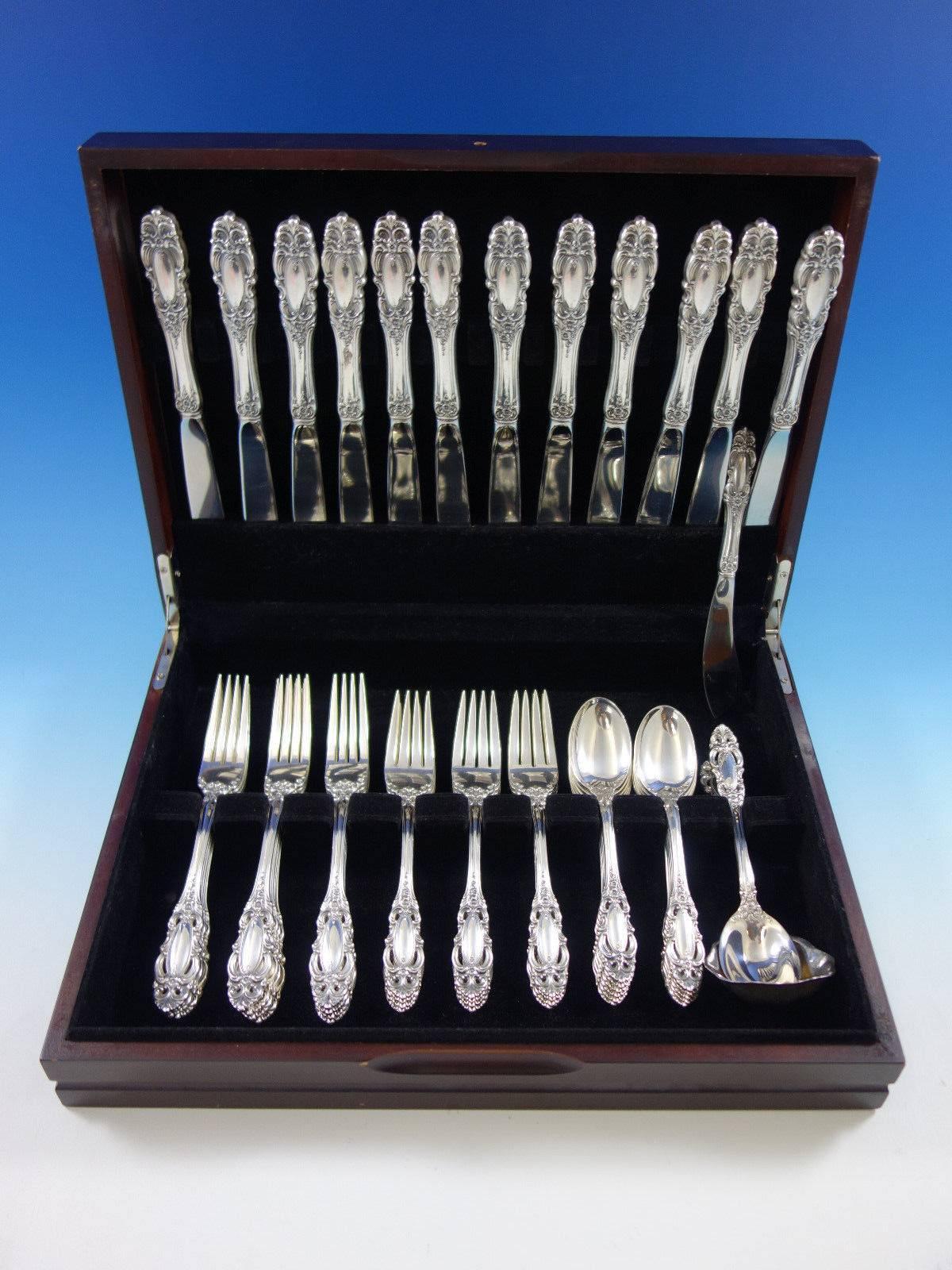 Ensemble de couverts en argent sterling Grand Duchess by Towle de 51 pièces. Cet ensemble comprend : 

12 couteaux, 9 1/4
