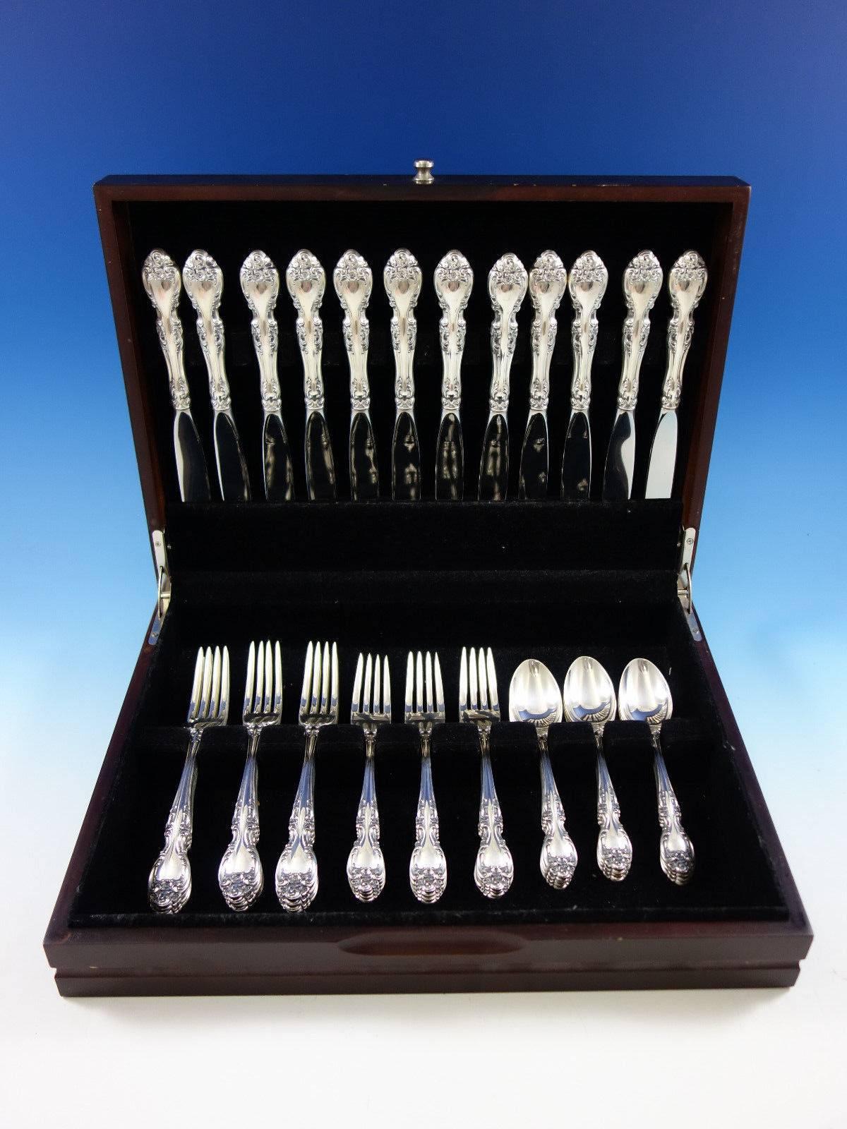 Gorgeous Melrose by Gorham sterling silver flatware set of 48 pieces. This set includes: 

12 knives, 8 7/8