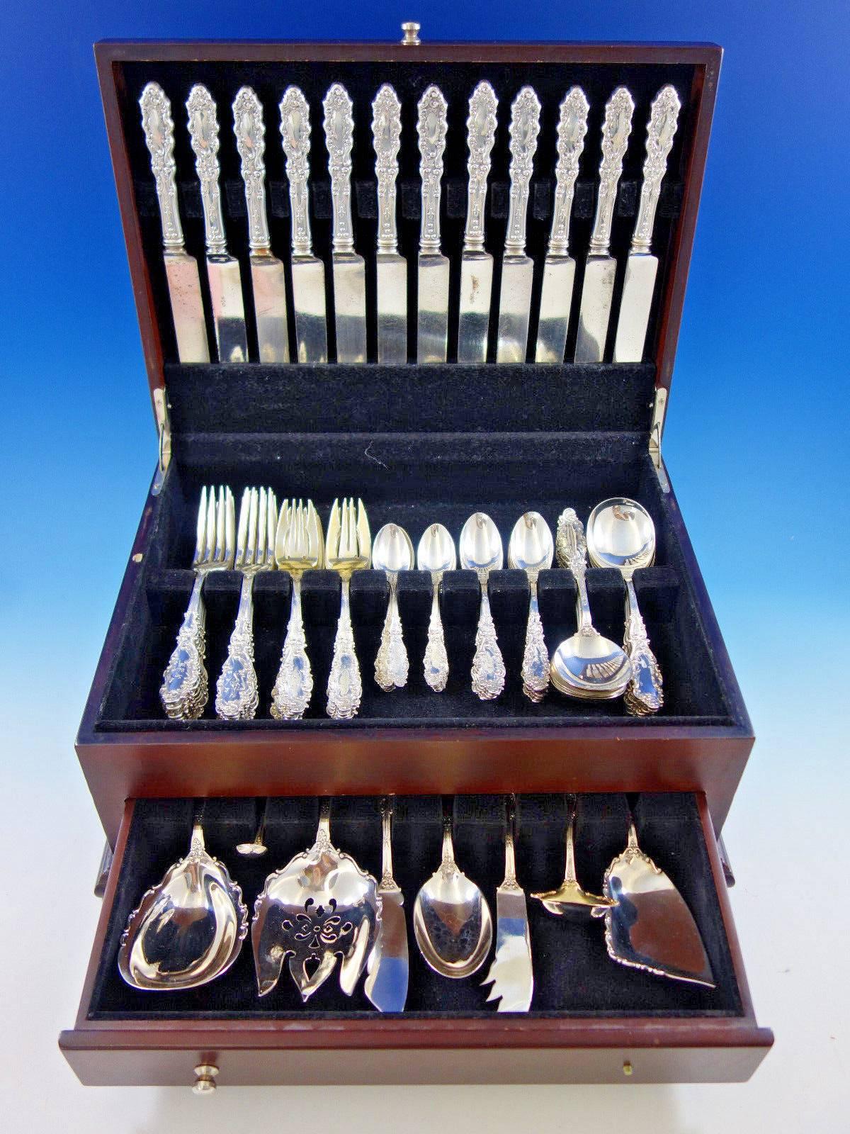 Tafelbesteck Luxembourg von Gorham aus Sterlingsilber, bestehend aus 80 Teilen. Dieses Set enthält: 

12 Messer in Tafelgröße, mit erneuerten stumpfen rostfreien Klingen, 9 3/4