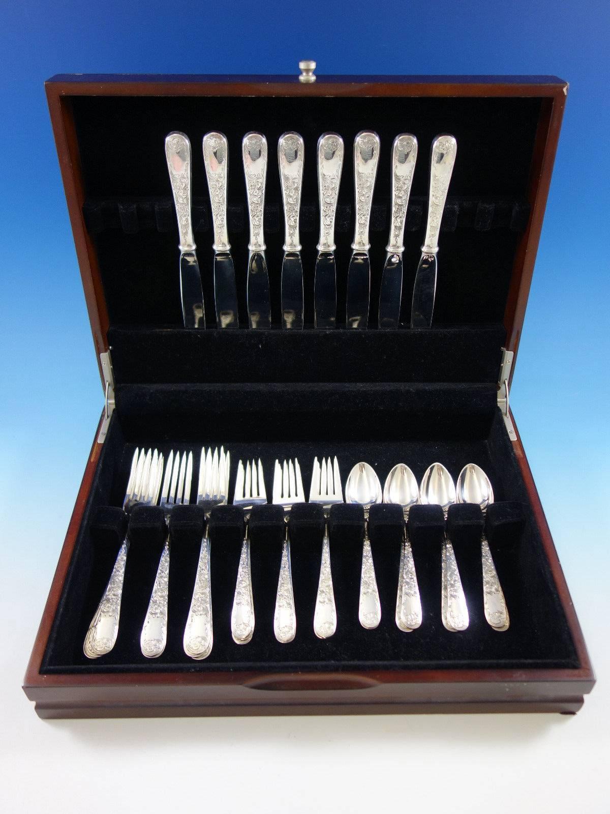 Old Maryland Engraved by Kirk Sterling Silver flatware set - 32 pieces. This set includes: 

Eight knives, 9