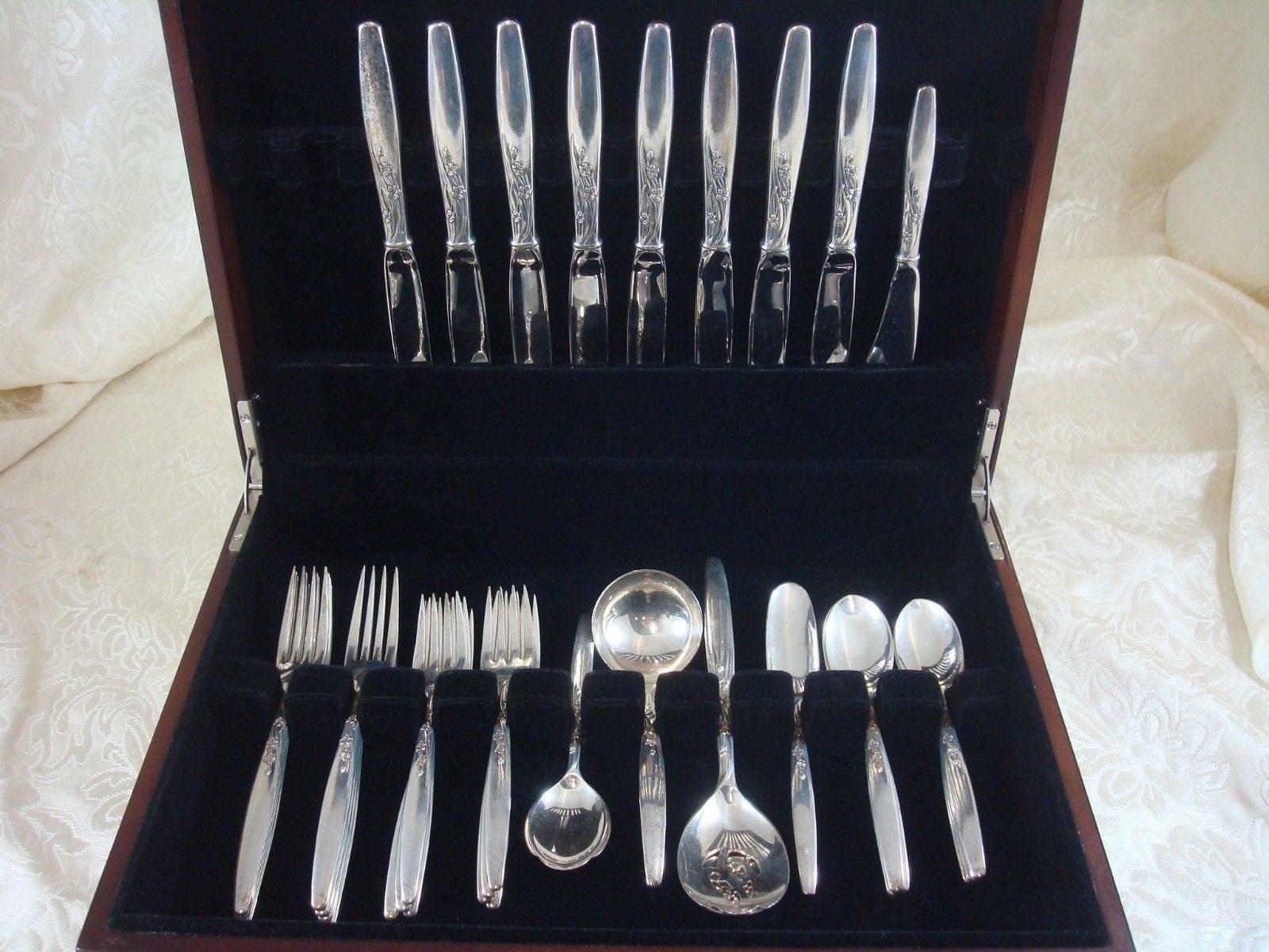 Summer Song by Lunt sterling silver flatware set of 38 pieces. This set includes: 

Eight knives, 9 1/8