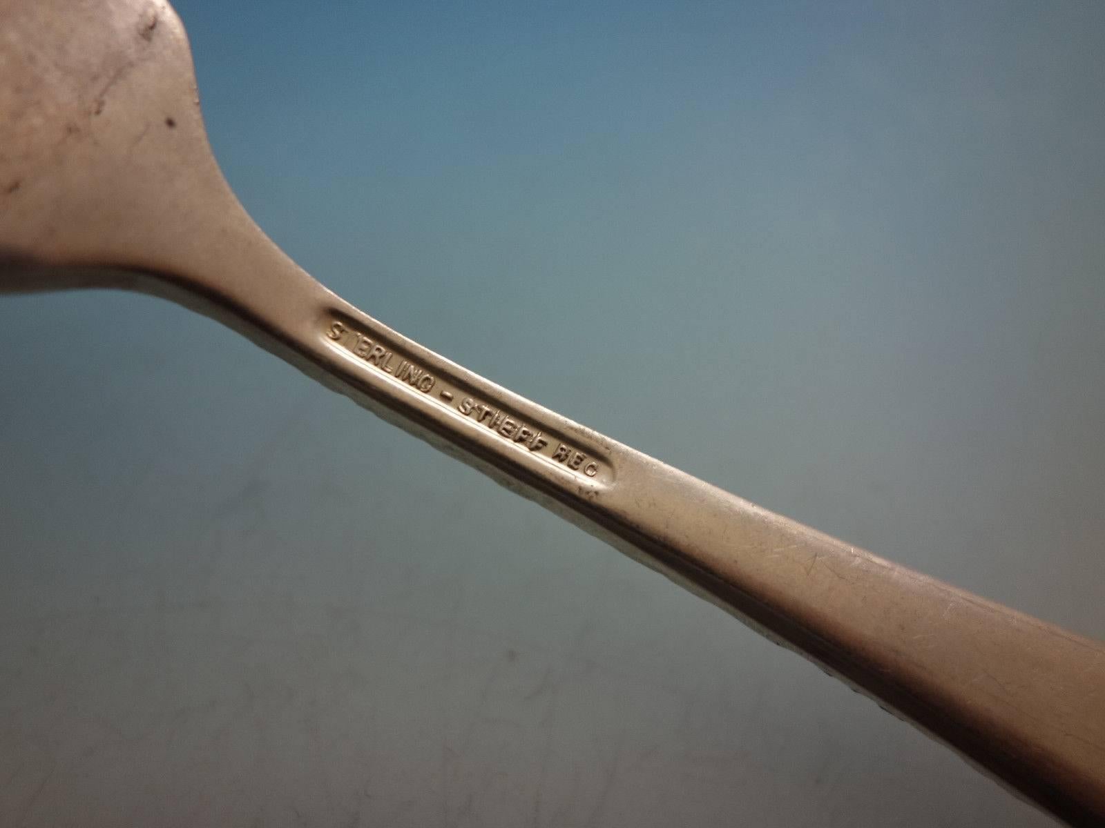 Rose by Stieff Cubiertos de Plata de Ley Servicio 24 Piezas Repousse siglo XX en venta
