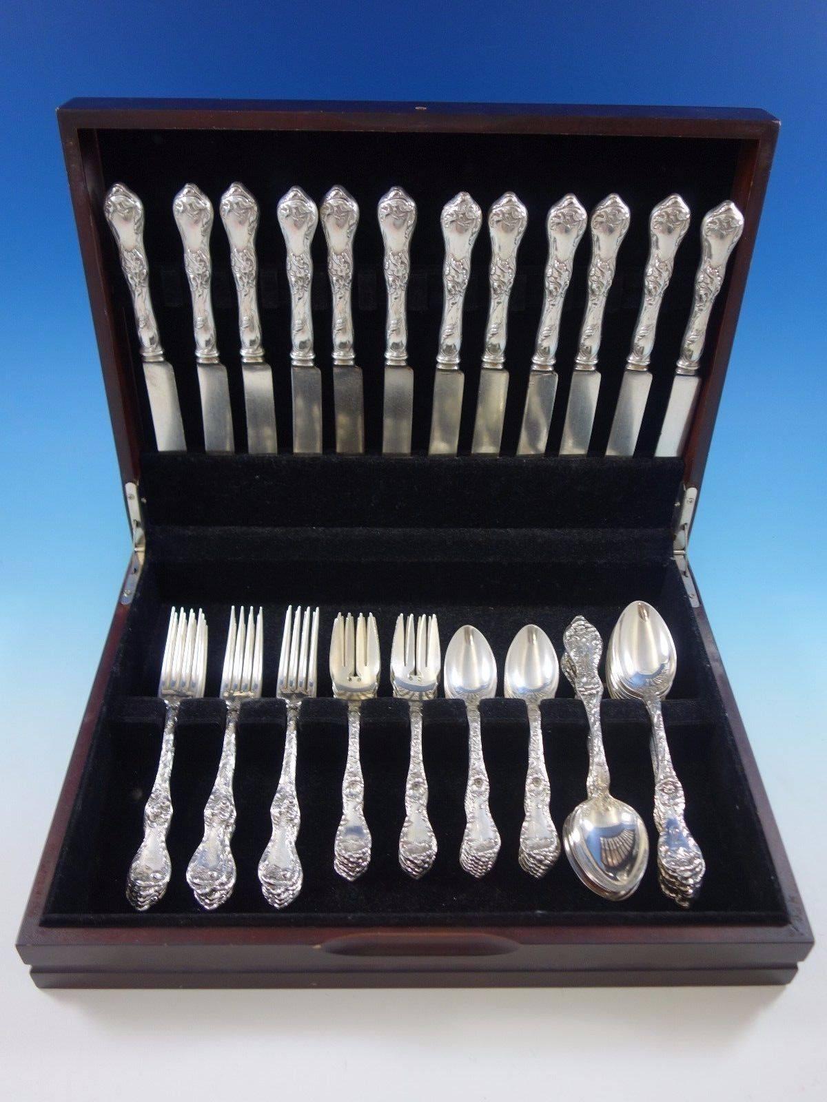 Les Cinq Fleurs de Reed and Barton, service de couverts en argent sterling, 60 pièces. Cet ensemble comprend : 

12 couteaux, 8 7/8