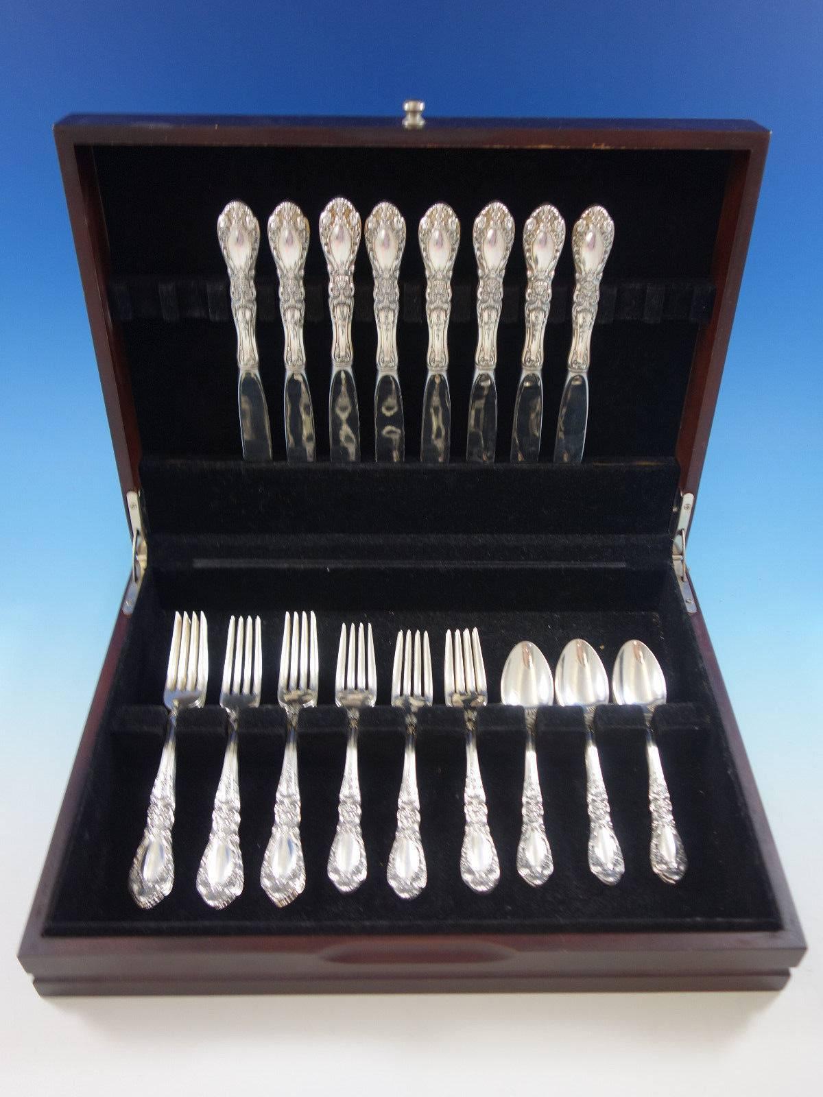 Ensemble de couverts en argent sterling Prince Eugene by Alvin de 32 pièces. Cet ensemble comprend : 

Huit couteaux, 8 7/8