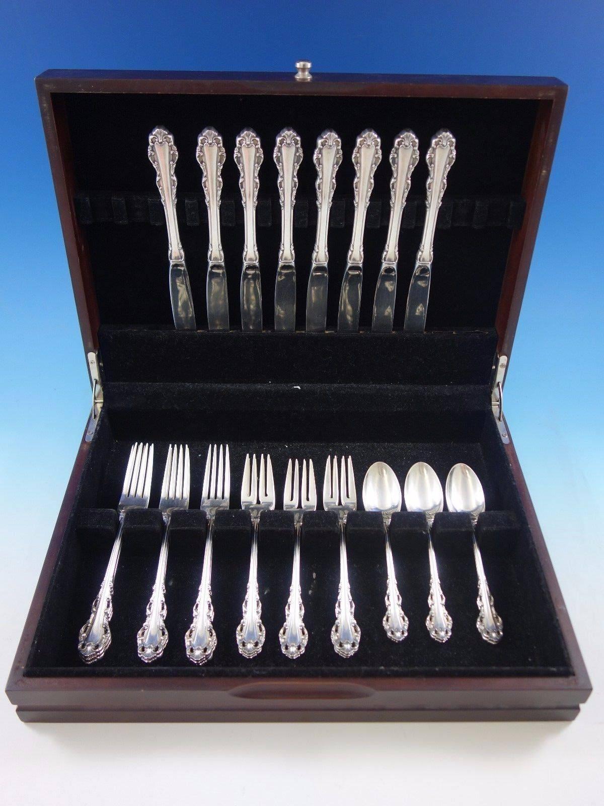 Dresden scroll by Lunt sterling silver flatware set, 32 pieces. This set includes: 

eight knives, 9