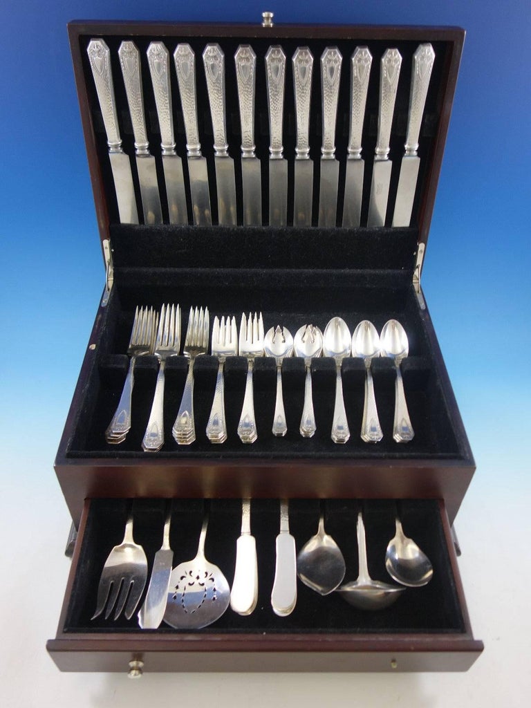 Heraldic by 1847 Rogers Bros, silver plated cutlery set, 79 pieces. This set includes: 

12 dinner knives, 9 1/2