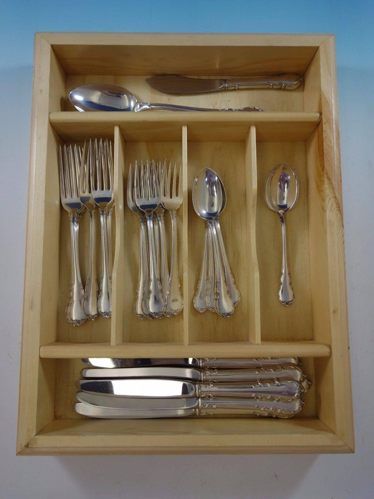Ensemble de couverts en argent sterling Modern Victorian by Lunt de 27 pièces. Excellent ensemble de départ ! Cet ensemble comprend : 

Six couteaux, 8 3/4