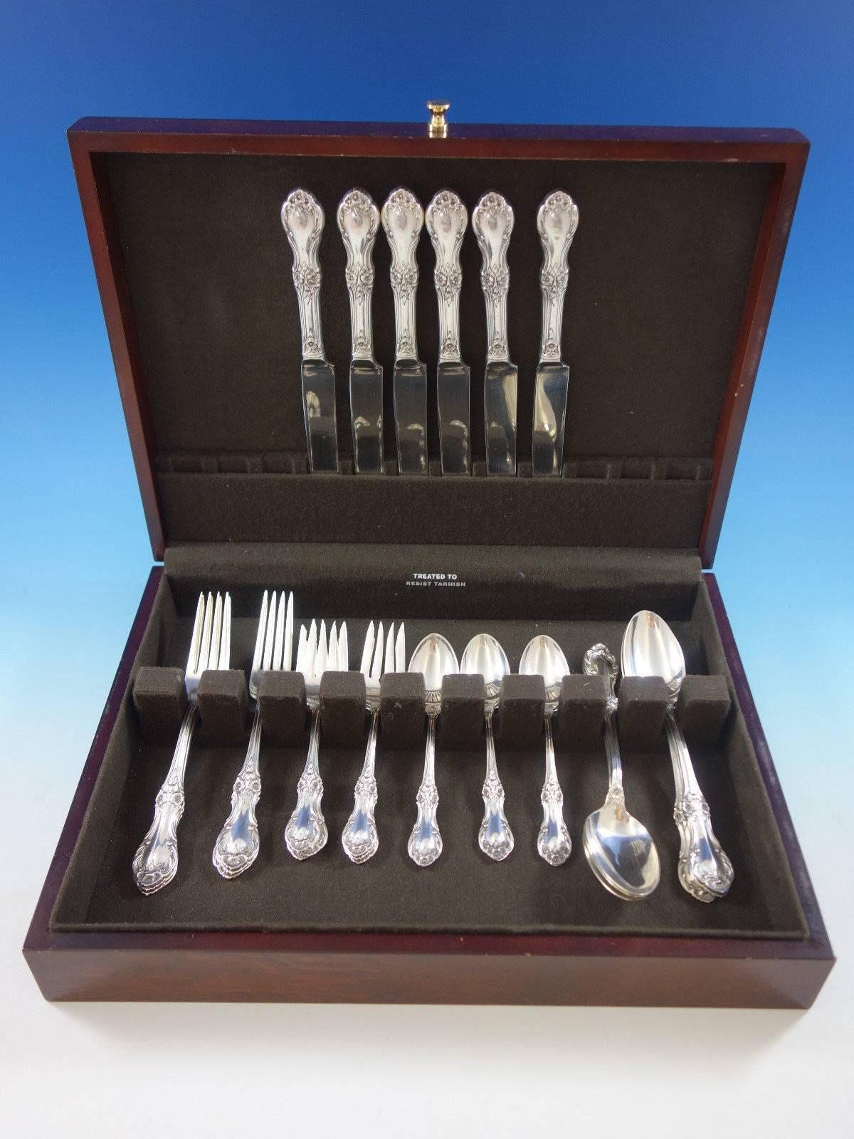 Service de couverts en argent sterling Wild Rose by International, 30 pièces. Excellent ensemble de départ ! Cet ensemble comprend : 

Six couteaux, 9 1/8
