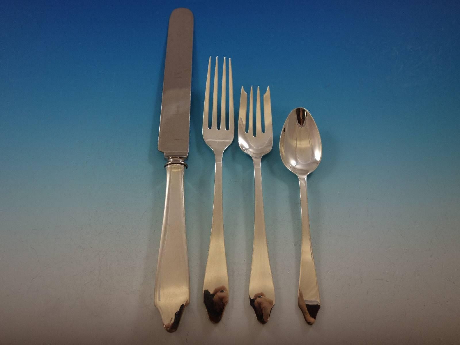 Clinton de Tiffany & Co. Service de couverts en argent sterling pour le dîner et le déjeuner, 120 pièces. Cet ensemble comprend : 

12 couteaux de table, 10 1/4