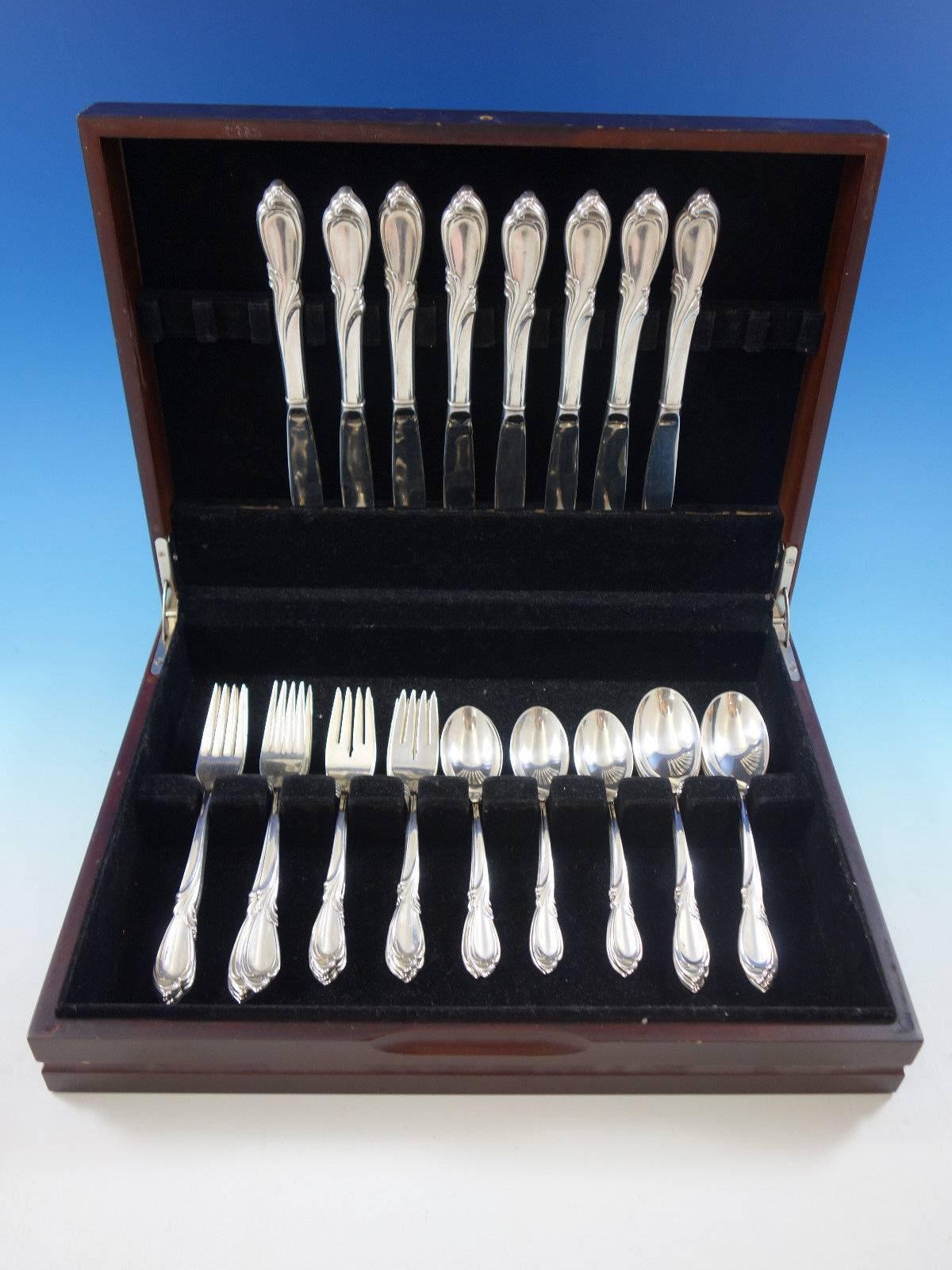 Ensemble de couverts en argent sterling Rhapsody by International, 40 pièces. Cet ensemble comprend : 

huit couteaux, 9 1/4