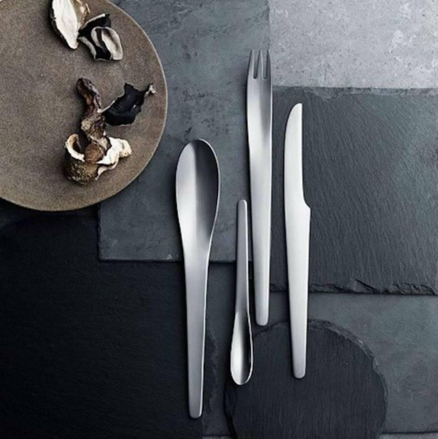 Brand new, Arne Jacobsen by George Jensen stainless steel flatware set for 12, of 60 pieces. This set includes: 12 knives 7 3/4", 12 forks 8", 12 salad forks 7 1/2", 12 teaspoons 6 1/4", 12 soup spoons 7 1/4"

Materials: