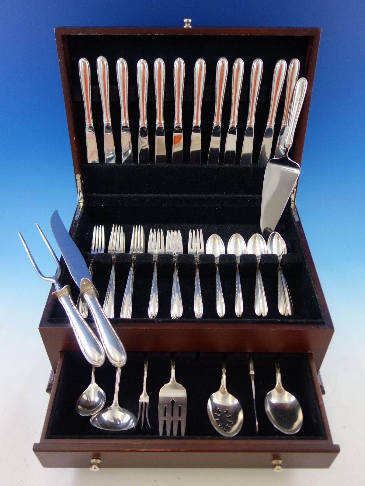 Flûtes en argent par Towle Ensemble de couverts en argent sterling, 58 pièces. Cet ensemble comprend : 

12 couteaux, 9 5/8