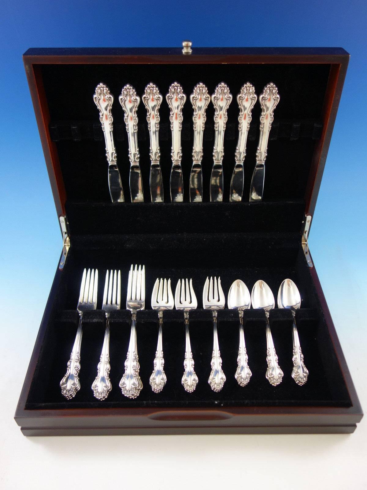 Spanish Baroque by Reed and Barton sterling silver flatware set, 32 pieces. This set includes: 

Eight knives, 9 1/8