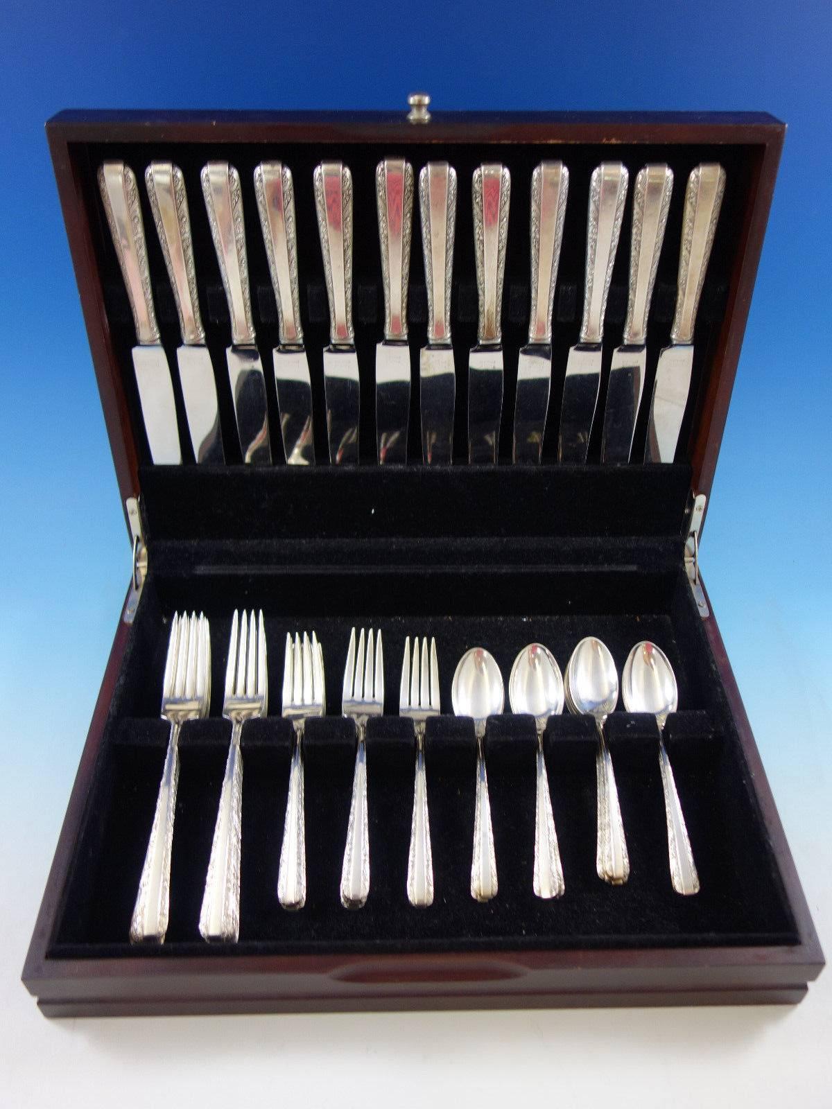Service de couverts en argent sterling Candlelight by towle, 48 pièces. Cet ensemble comprend : 

12 couteaux de table, 9 5/8