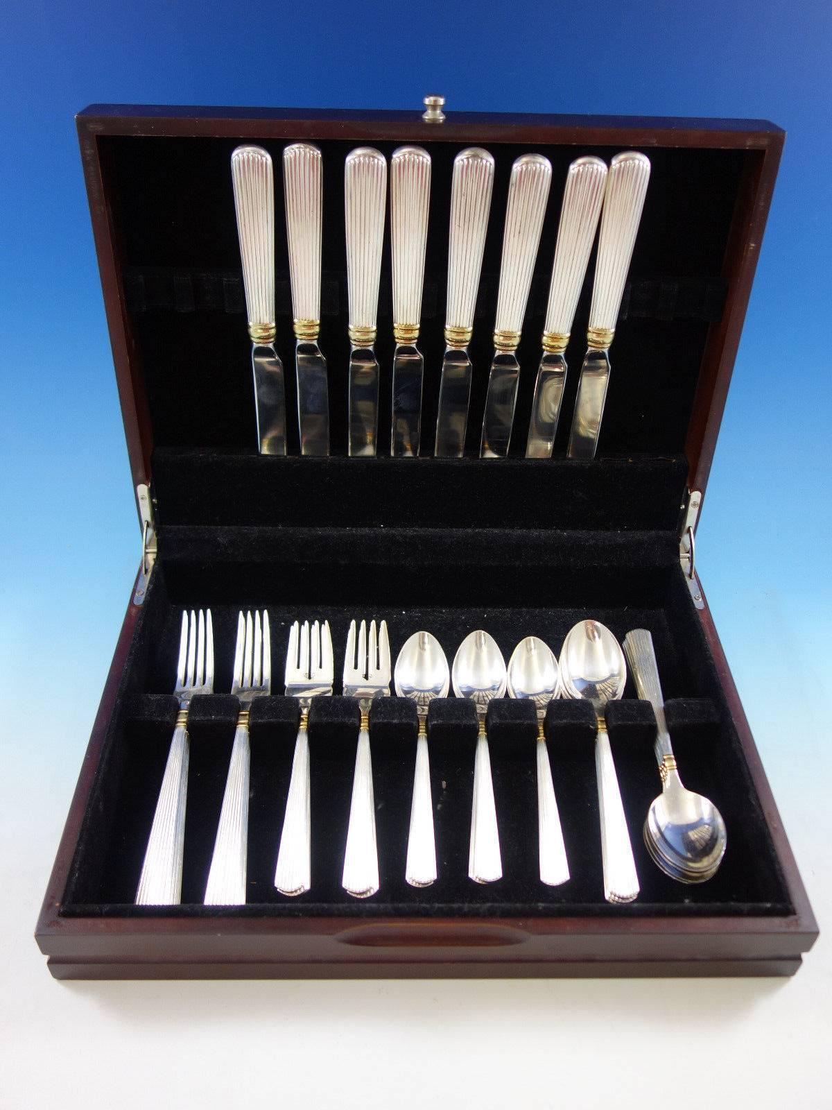Ashmont Gold von Reed & Barton Sterlingsilber-Bestecksatz mit 40 Teilen. Dieses Set enthält: 

Acht Messer in Tafelgröße, 9 7/8