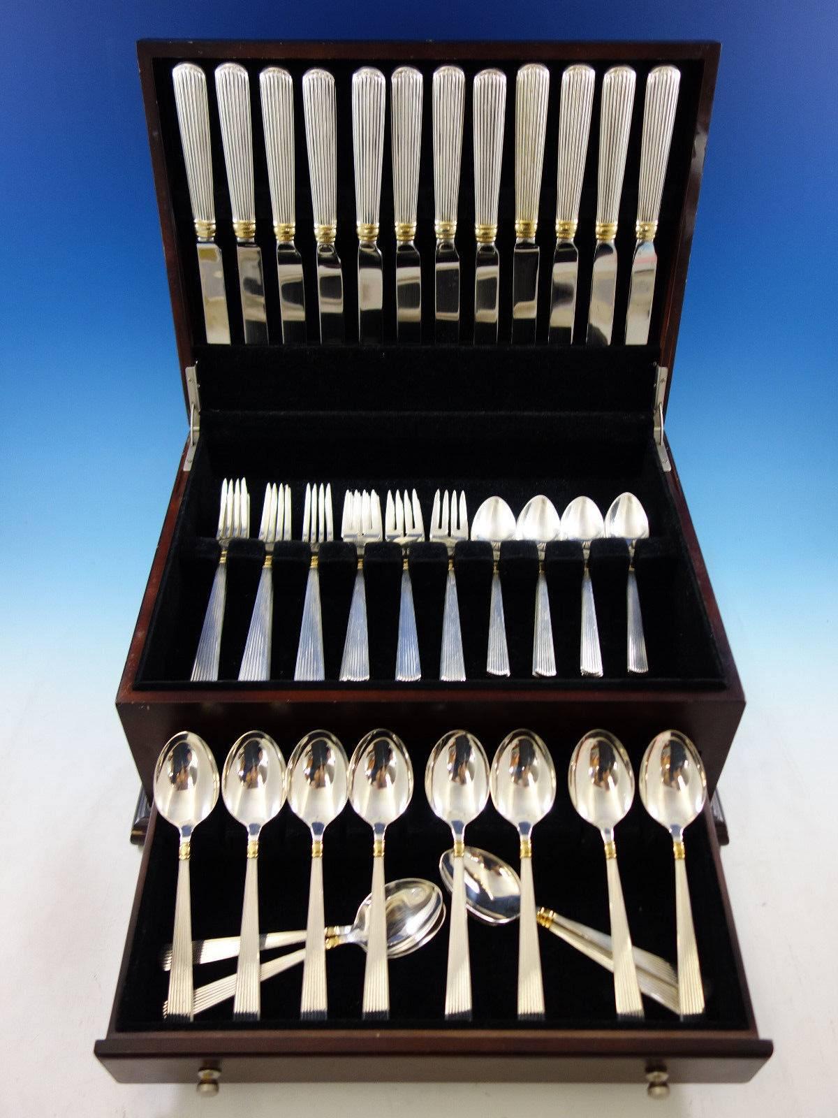Ensemble de couverts en argent sterling Ashmont Gold by Reed & Barton de 60 pièces. Cet ensemble comprend : 

12 couteaux de table, 9 7/8