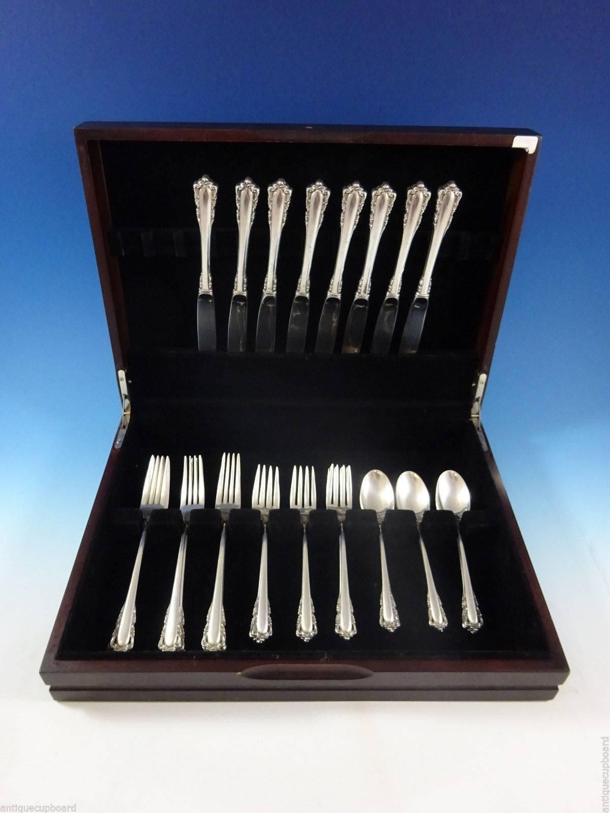 Carillon by Lunt sterling silver flatware set - 32 pieces. This set includes: 

eight knives, 9